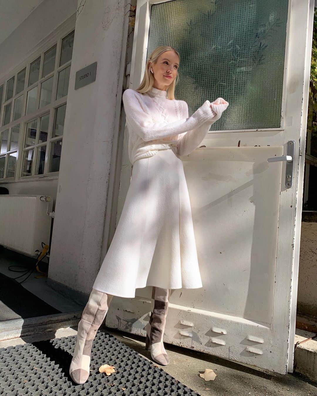 レオニー・ハンネさんのインスタグラム写真 - (レオニー・ハンネInstagram)「Winter whites on set with @marccain & @voguegermany. ☁️ Anzeige/Ad My knit is from the 100% made in Germany collection from #MarcCain. #VogueXMarcCain #MarcCainGirls #GettingCloserWithMarcCain」11月17日 6時53分 - leoniehanne