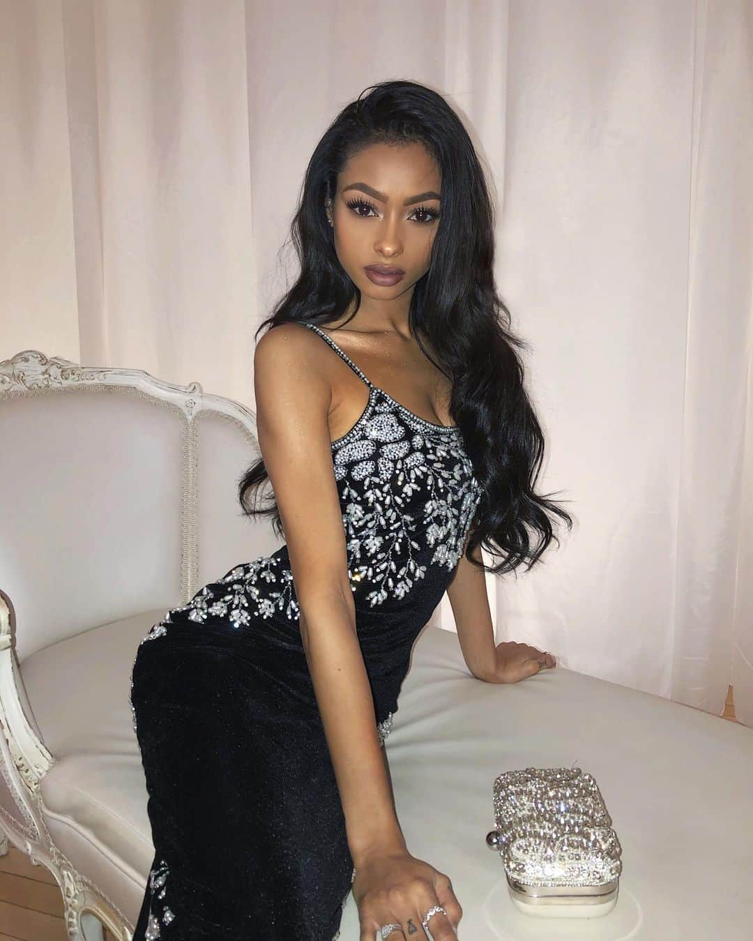 ジェイデ・ピアスのインスタグラム：「Dinner with @khanums tonight! 🖤 Wearing the most beautiful dress by @khanums.」