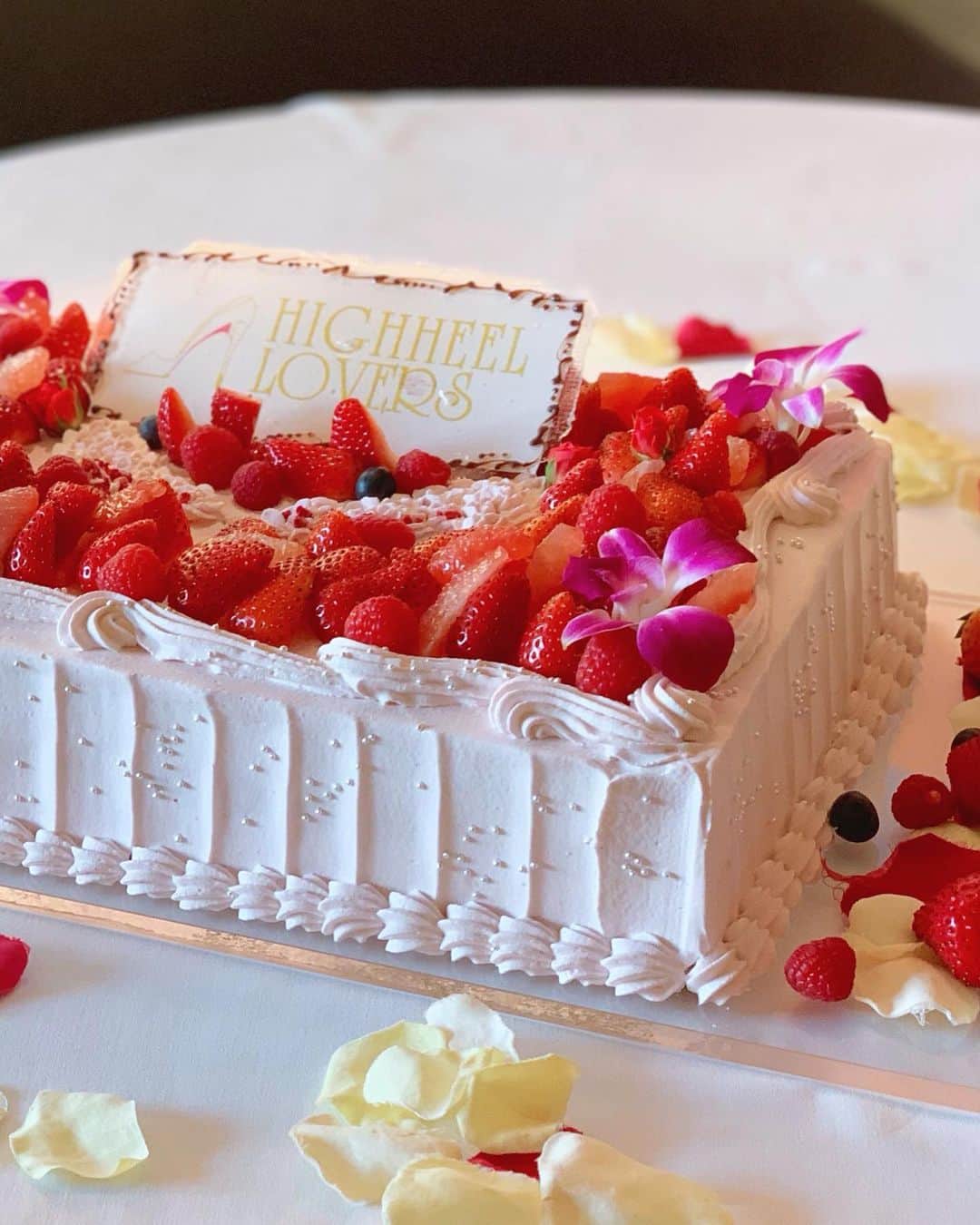 宮田綾子さんのインスタグラム写真 - (宮田綾子Instagram)「ハイヒールLOVERS Ayako⁑  宮田綾子オフ会 たくさんのご参加ありがとうございました💕 あっという間の1時間半、本当に楽しかったです♪ 皆さまの あやこ愛をとっても感じた1日でした！ このケーキの写真はマイクで喋りながら私が撮ったやつ、こんな風に撮れますよ 可愛すぎるケーキにテンション上がる〜👠 ライブ配信は最後残った方にも登場していただきました、みんな結構喋るなーと後から見返して笑えた〜とにかく楽しそうな笑顔をいっぱいもらいました IGTVで載せてます、来れなかった方も見て参加気分をぜひ味わってください👀 また2回もやりたいなーと思っています！いつにする？ これからも宮田綾子を応援よろしくお願いします✨  そして今日は銀座三越4階lemonpletに13〜14時いますので会いに来てくださいね⤴︎きてーきてー  #ハイヒールLOVERS #宮田綾子 #オフ会 #wattletokyo #ワトル東京 #丸の内レストラン #丸の内 #新丸ビル #tokyo  #東京グルメ #ケーキ #cake #cakestagram #cakephotography #love」11月17日 7時19分 - ayako__miyata