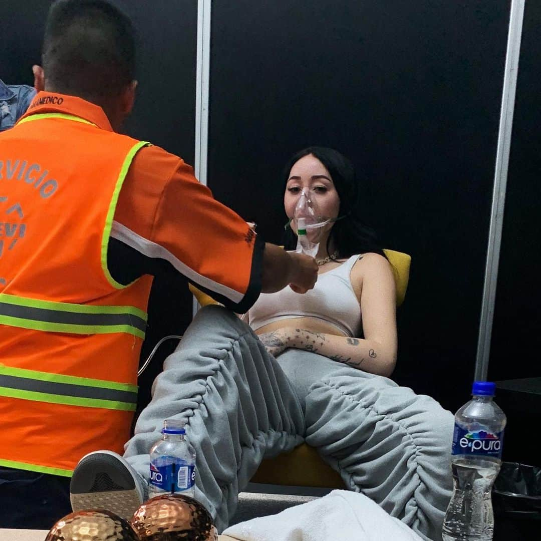 ノア・サイラスさんのインスタグラム写真 - (ノア・サイラスInstagram)「i had to run off and throw up before my last song. 😫😫😫 sorry I couldn’t finish my set but thanks so much @coronacapital. you guys were so loud.... #fuckyounoah ammmiiiriiiteeee」11月17日 7時30分 - noahcyrus