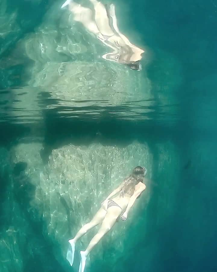 Manamiのインスタグラム：「🧜🏽‍♀️🧜🏽‍♀️🧜🏽‍♀️ 1枚目 Barracuda Lake 2枚目 Kayangan Lake 前日の台風の影響で少し濁っていたみたいだけど それでも綺麗だった🥺✨💙 水面と水中半分になる撮影は、dome portを使っているよ😉 ㅤ 📸 @gopro @goprojp #goprohero7」