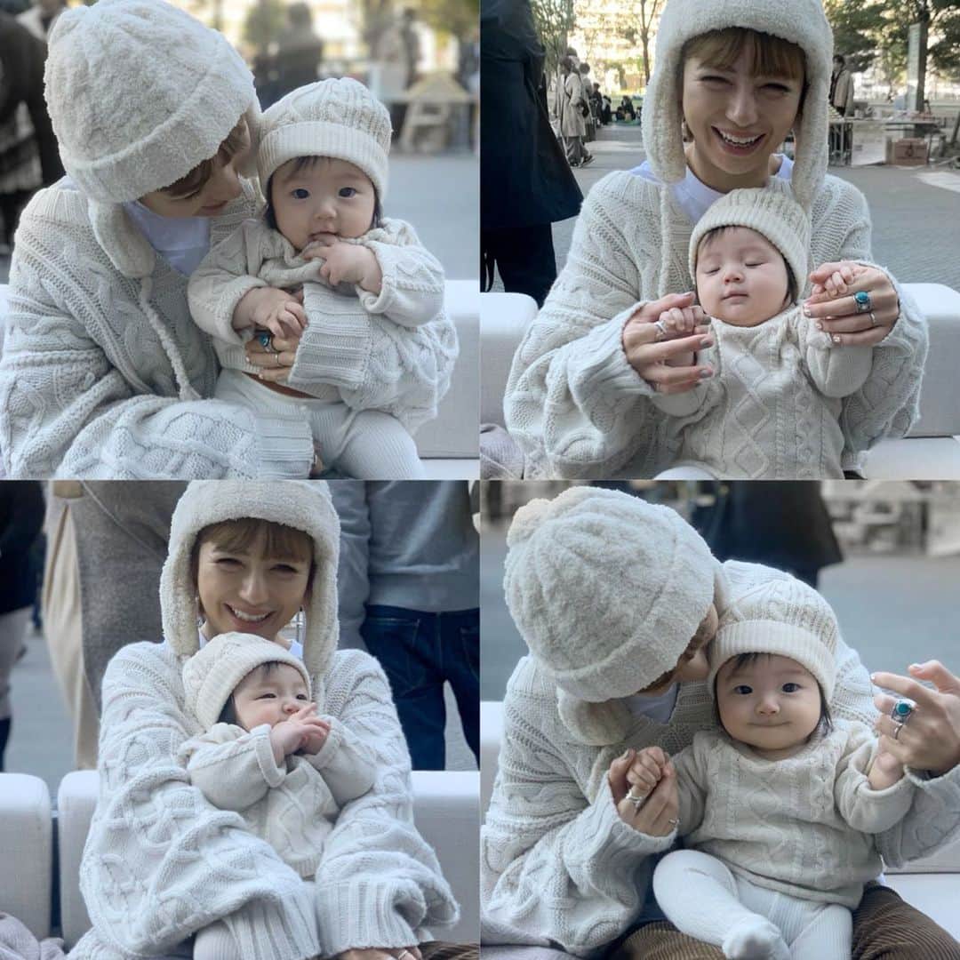 のインスタグラム：「👧👧👧 #baby #mama #令和ベイビー #生後5ヶ月 #0歳 #赤ちゃんのいる生活 #新米ママ #女の子ママ #小夏のいる生活 #リンクコーデ ・ ・ ・ 子供は「目に入れても痛くないくらいかわいい」 なんて言われていますが「目に入れられた指」は シンプルに痛かったです😃💭（動画参照）笑 ・ 今日は朝からお仕事Day、、、 みなさま素敵な日曜日を😋✌️💛」
