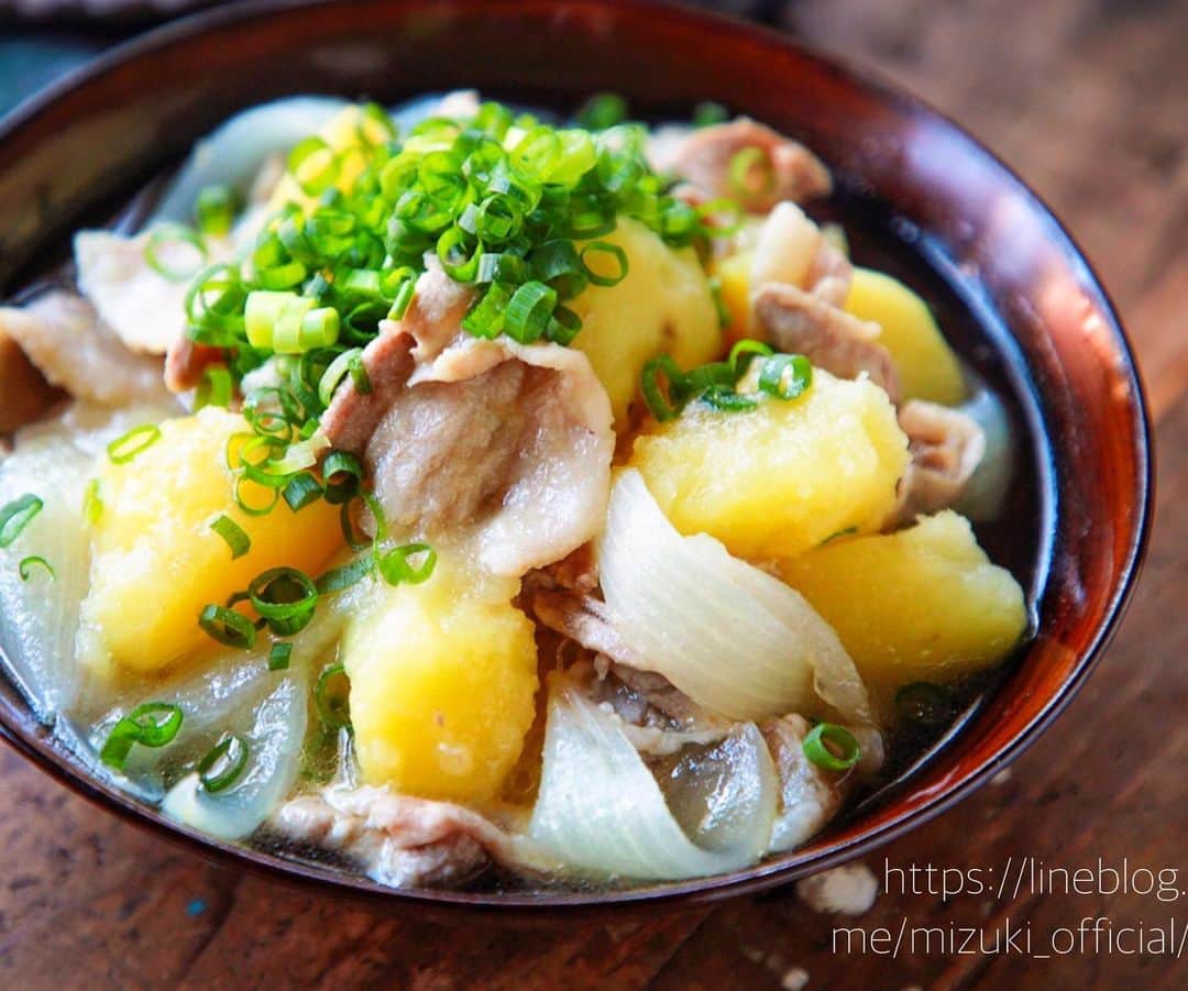 Mizuki【料理ブロガー・簡単レシピ】さんのインスタグラム写真 - (Mizuki【料理ブロガー・簡単レシピ】Instagram)「・﻿ 【レシピ】ーーーー﻿ あっさりコクうま♩﻿ ♡うま塩肉じゃが♡﻿ ーーーーーーーーー﻿ ﻿ おはようございます(*^^*)﻿ 今日は煮物レシピ♩﻿ 「塩肉じゃが」のご紹介です♡﻿ 具は、豚肉、じゃがいも、玉ねぎと﻿ どれもお手軽(*´艸`)﻿ あっさりコクのある味わいで﻿ 定番の肉じゃがに負けず劣らず﻿ こちらもおすすめですよ〜♩﻿ ﻿ さっと炒めて煮るだけで﻿ 簡単にできるので﻿ 是非お試し下さいね(*^^*) ﻿ ﻿ ーーーーーーーーーーーー﻿ 【2人分】﻿ 豚バラ薄切り肉...150g﻿ じゃがいも...3個(350g)﻿ 玉ねぎ...1/2個﻿ ●水...300ml﻿ ●酒・みりん...各大2﻿ ●鶏がらスープ...小1﻿ ●塩...小1/3﻿ ごま油...小1﻿ (あれば)万能ねぎ...適量﻿ ﻿ 1.豚肉は4cm長さに切る。じゃがいもは4cm大に切る。玉ねぎは2cm幅のくし形に切る。﻿ 2.鍋にごま油を入れて中火で熱し、豚肉を炒める。豚肉の色が変わったら、じゃがいもと玉ねぎも加えて更に2分炒める。﻿ 3.●を加え、煮立ったらアクを除く。落し蓋をのせて弱めの中火で13〜15分、じゃがいもが柔らかくなるまで煮る。(途中一度混ぜると◎)﻿ 4.器に盛り、小口切りにしたねぎをトッピングする。﻿ ーーーーーーーーーーーー﻿ ﻿ ﻿ 《ポイント》﻿ ♦︎落し蓋はアルミホイルでOK♩﻿ ♦︎煮込み時間は目安です☆じゃがいもの種類によって調節して下さい♩﻿ ﻿ ﻿ ﻿ 【お知らせ】﻿ ストーリーズでは一日数回﻿ 別レシピをご紹介しております(*^^*)﻿ ＊コメントは最新の投稿に下さいますよう﻿ お願い致しますm(_ _)m﻿ ﻿ ﻿ ﻿ 🎀新刊【#ほめられごはん 】🎀﻿ 🔹おかげさまで重版しました！！🔹﻿ 楽天ブックスでご購入いただきますと﻿ レシピカードの特典がついてきます♡﻿ ﻿ ﻿ ﻿ #ブログ更新しました﻿ ブログはホームのリンクよりご覧下さい↓﻿ @mizuki_31cafe﻿ 【Mizuki公式ラインブログ】﻿ https://lineblog.me/mizuki_official/﻿ ﻿ ﻿ ﻿ #肉じゃが#塩肉じゃが#じゃがいも#豚肉#煮物#作り置き#Mizuki#簡単レシピ#時短レシピ#節約レシピ#料理#レシピ#フーディーテーブル#ブログ#おうちごはん#おうちカフェ#デリスタグラマー#料理好きな人と繋がりたい#料理ブロガー#おうちごはんlover#器#マカロニメイト﻿ #foodpic#follow#cooking#recipe#lin_stagrammer」11月17日 7時50分 - mizuki_31cafe