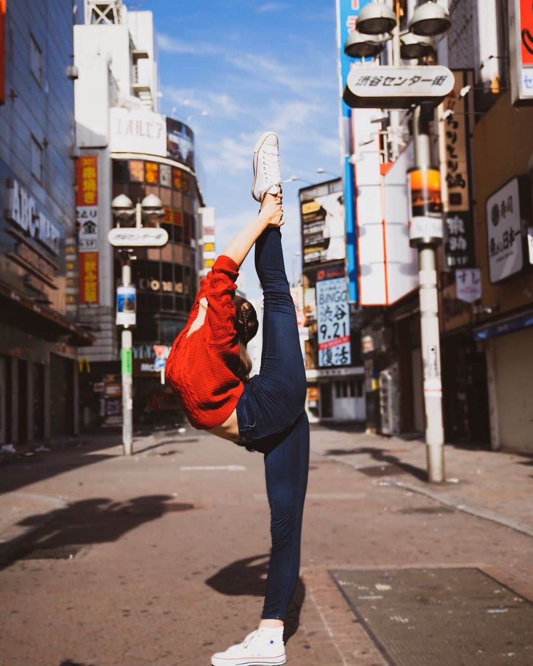 ベネット・マヤのインスタグラム：「This is how I pose for photographs 🕺🏼 . . . . #gymnastics #rg #balance #shibuya #photography #actionshot #sportswear #fitness #active」