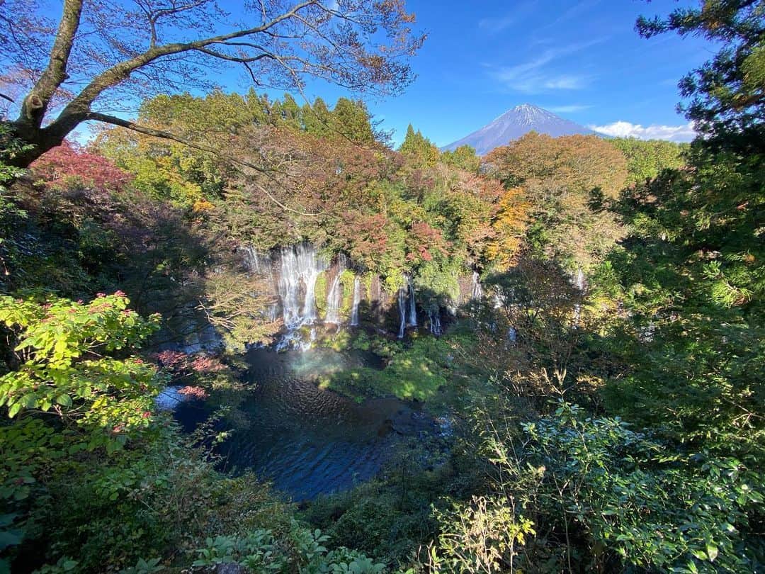 phantastic420のインスタグラム：「. 🤩🤩“Shizuoka” prefecture in Japan is a place where you can see the most “phantastic” Mt. Fuji🗻 in the world.🤩 #富士山 #mtfuji #japan #shizuoka #fujinomiya  #phantastic420photography #mostphantasticmtfuji #selamatpagi  #goodmorning  #おはようございます 😇😇😇😇😇😇😇🗻😇😇😇😇 iPhone13mm本当に撮って出し‼︎ショック‼︎今までなんだったんだろう‼︎もちろんこの晴天に寄るところは大きいですけどねぇ…昼間カメラ必要ですか⁉︎🤣」