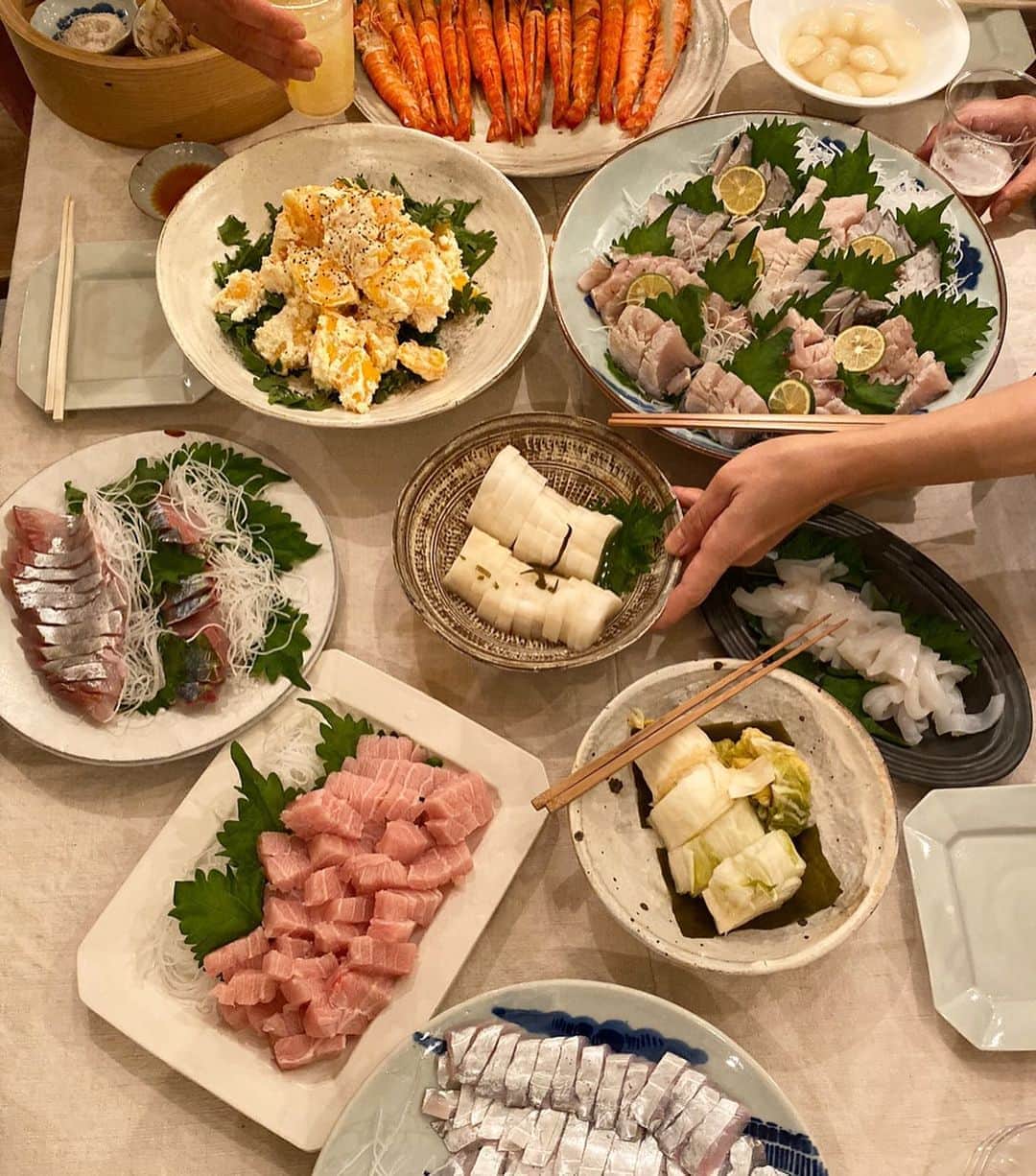 エドツワキさんのインスタグラム写真 - (エドツワキInstagram)「雅姫(母娘+犬多め)&野原家(夫婦+新米)の贅沢な食卓にCHARA誘って。熊本の魚と米最高 ! @mogurapicassowols @nohara_nouken  @chara_official_」11月17日 13時21分 - ed_tsuwaki
