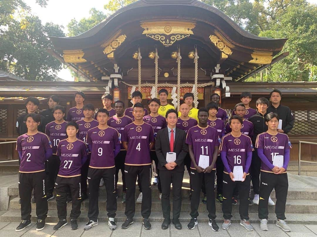 内田錬平のインスタグラム：「地域CL決勝ラウンドに向けて、必勝祈願してきました⚽️✨ 明日、福島に出発します💪💪💪 #おこしやす京都AC #必勝祈願 #護王神社 #地域CL」