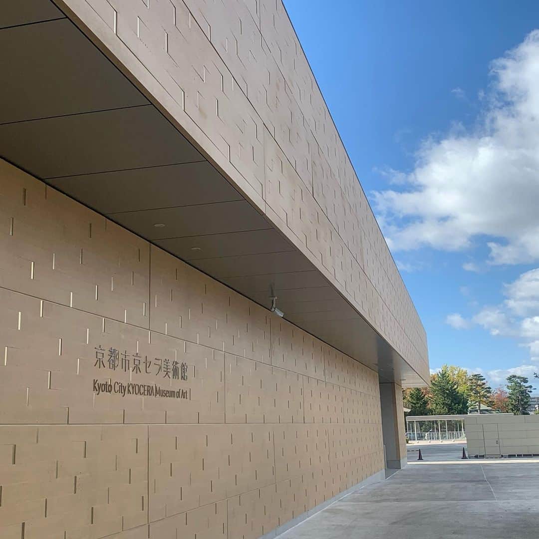 森夏子さんのインスタグラム写真 - (森夏子Instagram)「Kyoto City KYOCERA Museum of Art 🌟  いよいよ来年3月21日リニューアルオープンです‼️ 1933年(昭和8年)の開館から約85年💨 公立美術館として日本で現存する最も古い建築。  和洋折衷の「帝冠様式」の外観と 新館「東山キューブ」の外観が 隣合わせの場所が素敵✨  古いモノと新しいモノ 和と様の絶妙な融合  やっぱり京都は素敵な場所だわ♡  #京都市京セラ美術館  #建物内覧会 #京都 #リニューアルオープン #岡崎エリア散策 #京都岡崎  #kyotojapan  #kyotomuseum」11月17日 13時23分 - natsusora72