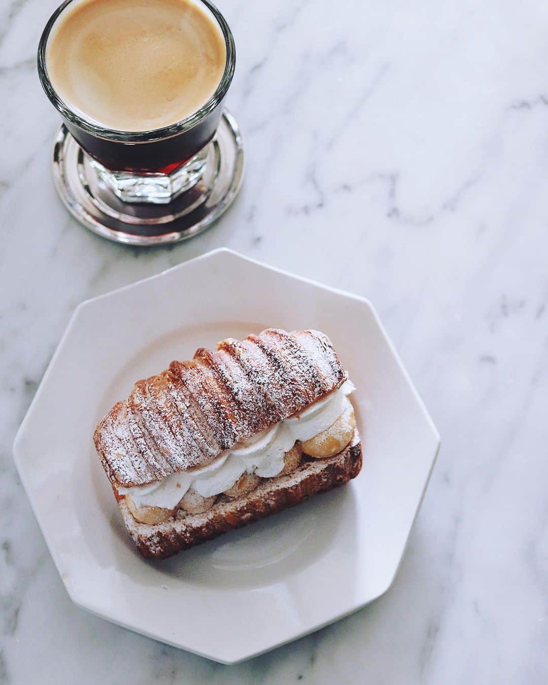 樋口正樹さんのインスタグラム写真 - (樋口正樹Instagram)「croissant ala creme . 朝はいただきものの 美味しい菓子パンと 濃いめのコーヒーと。 . . . #クロワッサン #デニッシュ #クロワッサンアラクレーム #croissant #croissantalacreme #bakerycontrast」11月17日 7時58分 - higuccini