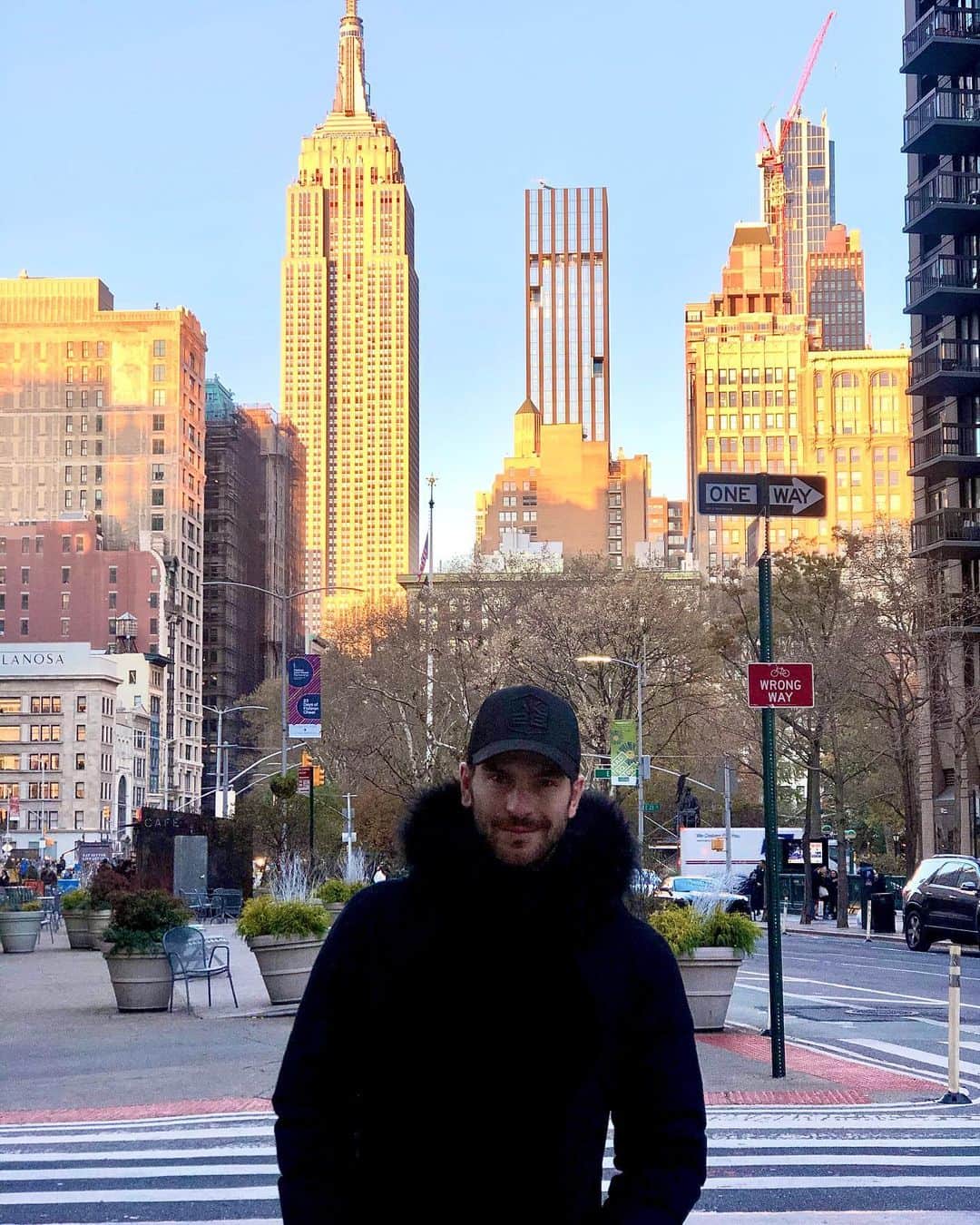 エリック・ラドフォードのインスタグラム：「Strollin’ #nyc #sundown」