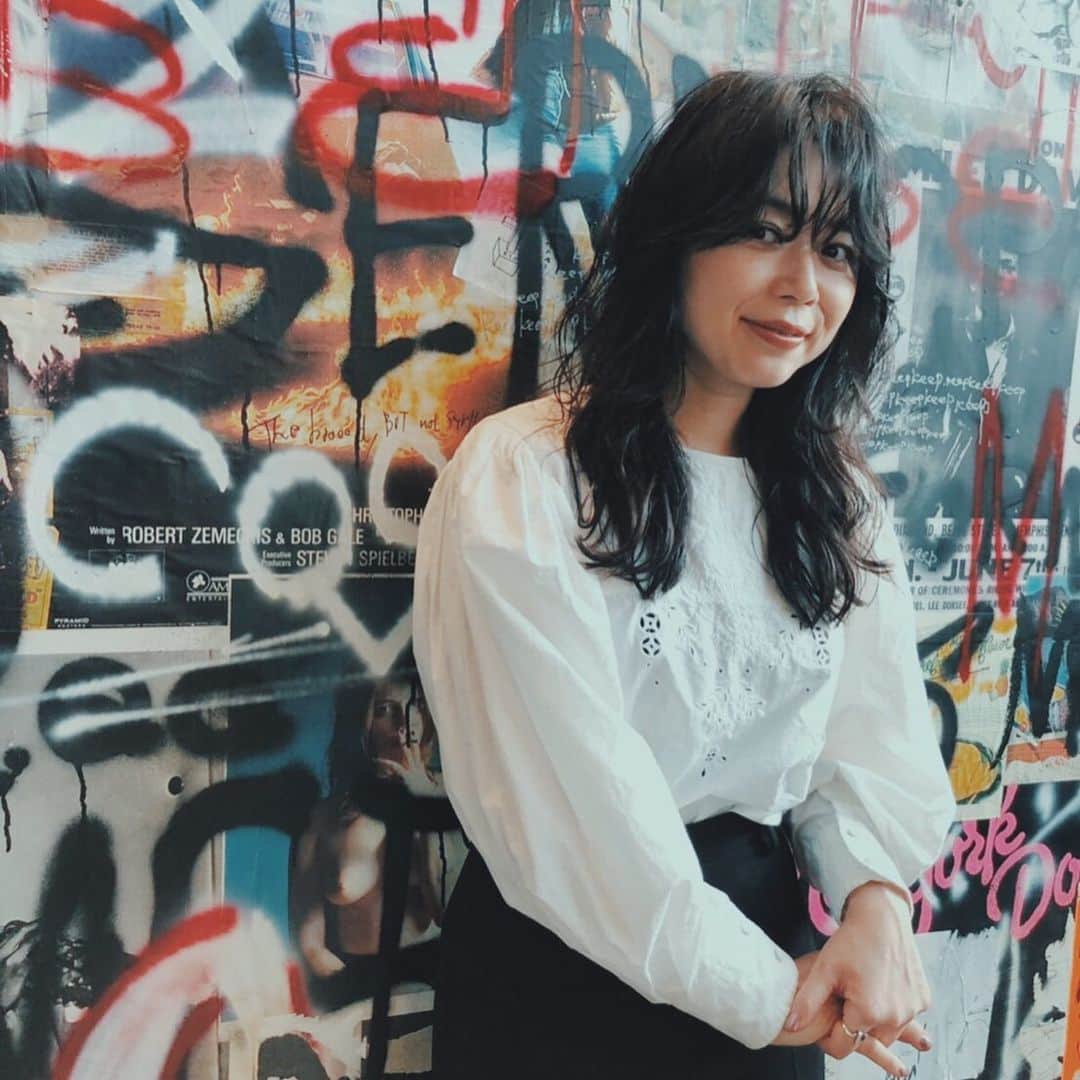 Yu-kiのインスタグラム：「New hair💇🏻‍♀️10センチくらいは切ったかな、金髪だった部分がなくなってヘルシーな髪になりました😌前髪も前回より短めに多めに。顔まわりはさらにたっぷりレイヤーも入って量も軽くしました。長さも量も完璧。毎日巻くのがとっても楽しい🖤　@nozomitsuji 最高に気に入ってます🧡#tokyo#japan」