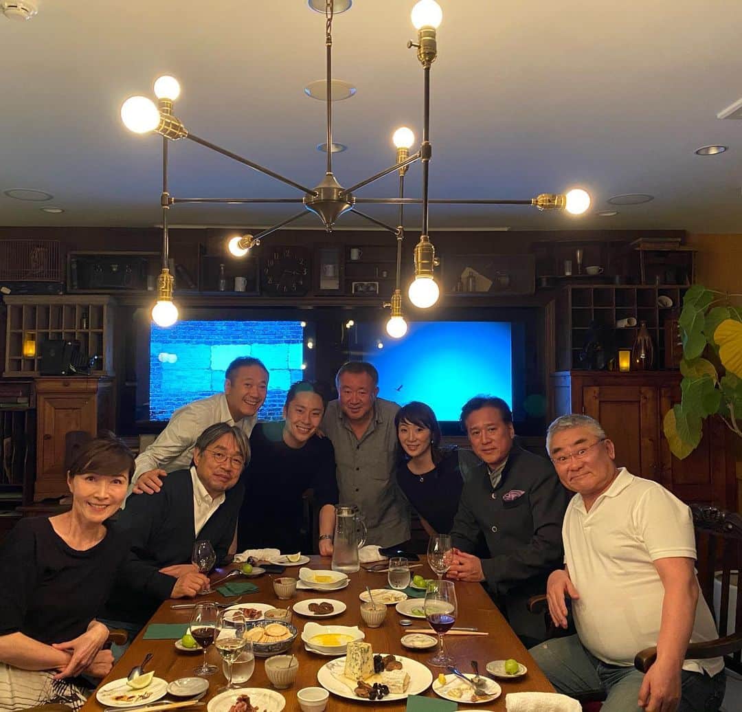 のインスタグラム：「RED35の審査員のお疲れ様&キックオフ会  審査員の皆さんが自分の専門では無い分野の料理を一品ずつ持ち込むという楽しい企画。  僕は食べるだけという役得でしたが、来年は作らないといけないかもしれないので、少し料理しようかと思った夜でした。  料理人や経営者としての視点のお話を聞くと本当勉強になります。素晴らしい一夜。」