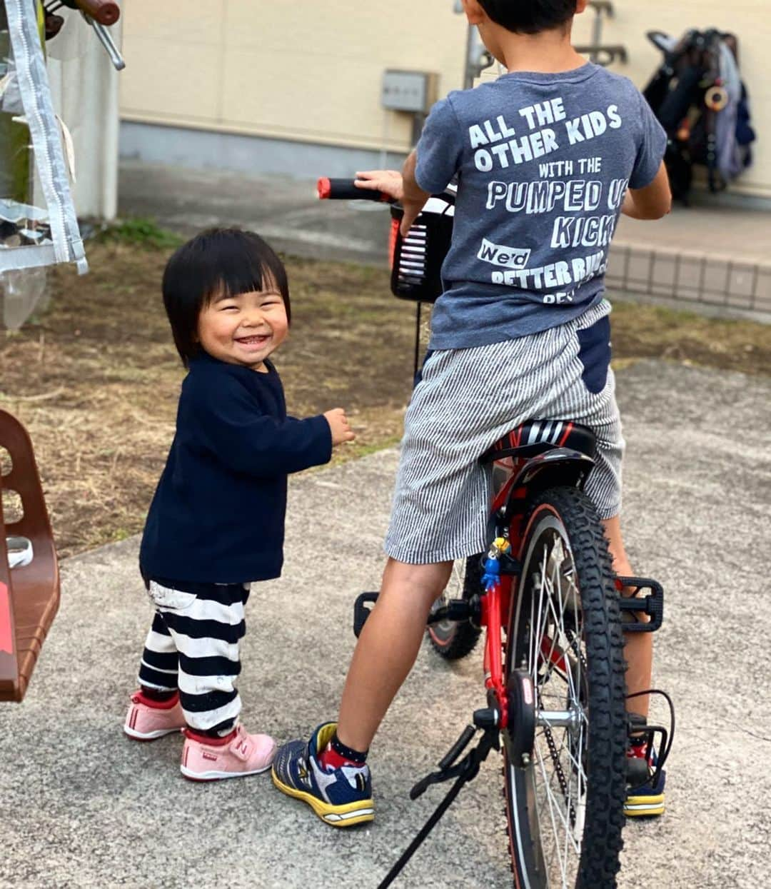 クロさんのインスタグラム写真 - (クロInstagram)「コロッコロ パンパン笑顔はちきれそう☺️ タニちゃん恋に落ちました☺︎ カッコいい自転車に乗った素敵なお兄ちゃんに釘付けの巻です💕. . #ポートレート #iPhoneポートレート #初恋 #釘付け #baby #女の子ママ #あいのり #ママリ#ベビフル #コドモノ #赤ちゃんのいる生活 #mamagirl #親バカ部 #楽天ROOM #smiling #smilingbaby #うちのおにぎりちゃん #smilingiscontagious #笑顔の連鎖 #ちびクロdiary」11月17日 8時15分 - kuro_risa