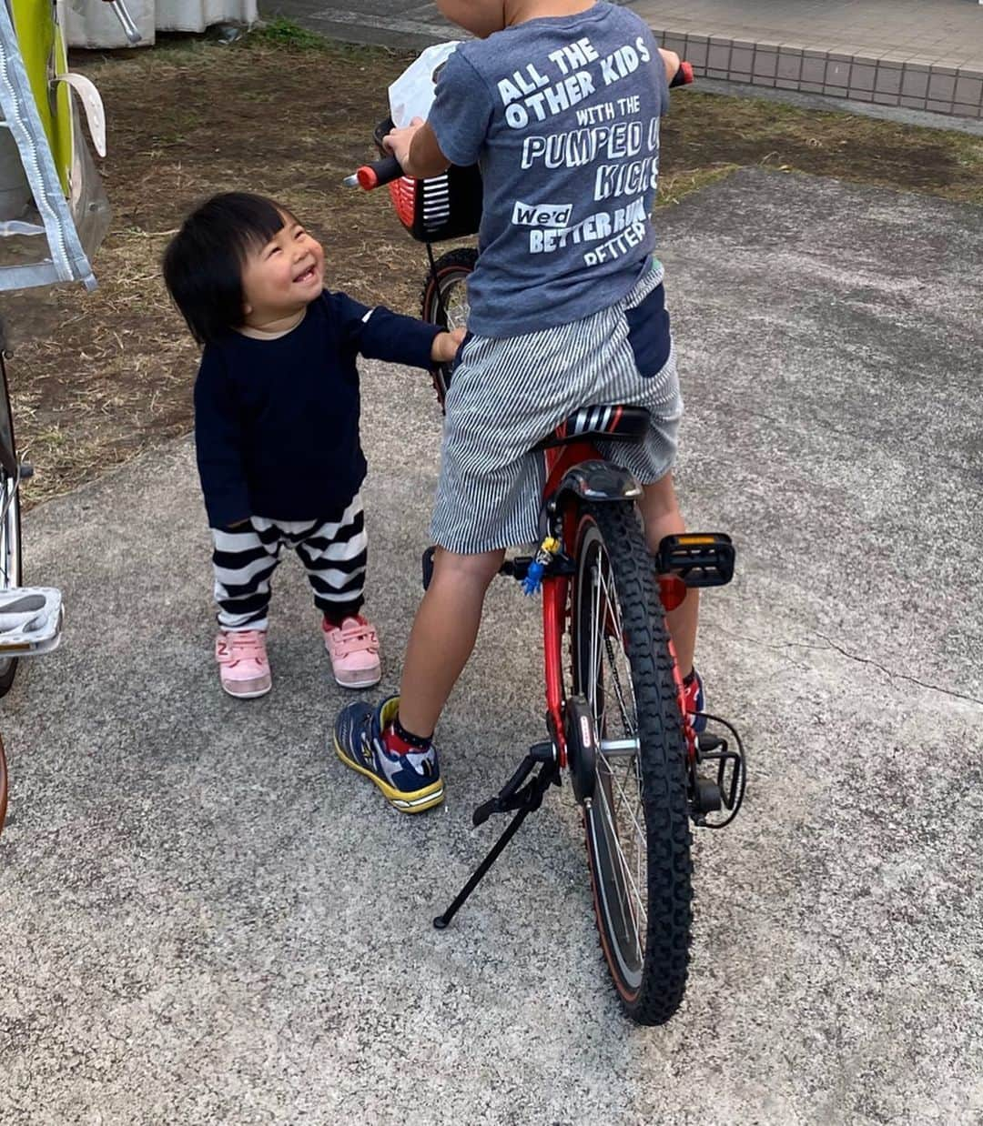 クロさんのインスタグラム写真 - (クロInstagram)「コロッコロ パンパン笑顔はちきれそう☺️ タニちゃん恋に落ちました☺︎ カッコいい自転車に乗った素敵なお兄ちゃんに釘付けの巻です💕. . #ポートレート #iPhoneポートレート #初恋 #釘付け #baby #女の子ママ #あいのり #ママリ#ベビフル #コドモノ #赤ちゃんのいる生活 #mamagirl #親バカ部 #楽天ROOM #smiling #smilingbaby #うちのおにぎりちゃん #smilingiscontagious #笑顔の連鎖 #ちびクロdiary」11月17日 8時15分 - kuro_risa