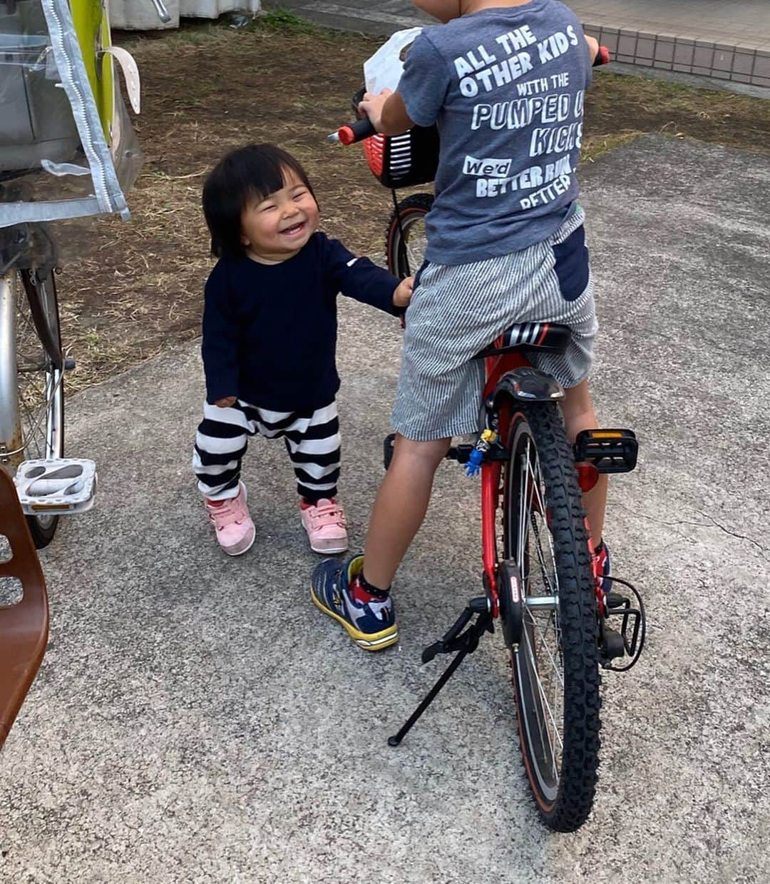 クロさんのインスタグラム写真 - (クロInstagram)「コロッコロ パンパン笑顔はちきれそう☺️ タニちゃん恋に落ちました☺︎ カッコいい自転車に乗った素敵なお兄ちゃんに釘付けの巻です💕. . #ポートレート #iPhoneポートレート #初恋 #釘付け #baby #女の子ママ #あいのり #ママリ#ベビフル #コドモノ #赤ちゃんのいる生活 #mamagirl #親バカ部 #楽天ROOM #smiling #smilingbaby #うちのおにぎりちゃん #smilingiscontagious #笑顔の連鎖 #ちびクロdiary」11月17日 8時15分 - kuro_risa