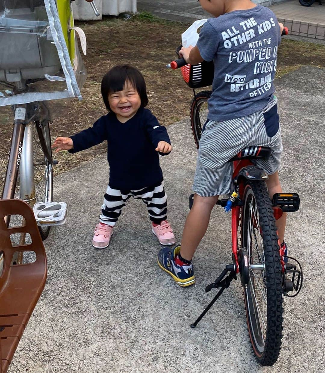 クロさんのインスタグラム写真 - (クロInstagram)「コロッコロ パンパン笑顔はちきれそう☺️ タニちゃん恋に落ちました☺︎ カッコいい自転車に乗った素敵なお兄ちゃんに釘付けの巻です💕. . #ポートレート #iPhoneポートレート #初恋 #釘付け #baby #女の子ママ #あいのり #ママリ#ベビフル #コドモノ #赤ちゃんのいる生活 #mamagirl #親バカ部 #楽天ROOM #smiling #smilingbaby #うちのおにぎりちゃん #smilingiscontagious #笑顔の連鎖 #ちびクロdiary」11月17日 8時15分 - kuro_risa