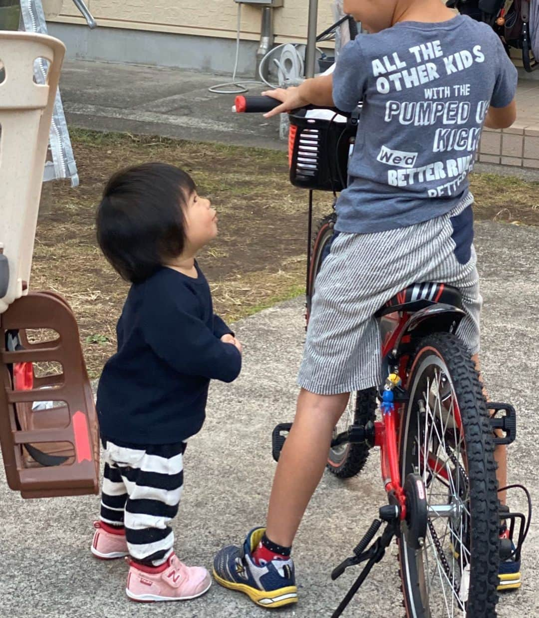 クロさんのインスタグラム写真 - (クロInstagram)「コロッコロ パンパン笑顔はちきれそう☺️ タニちゃん恋に落ちました☺︎ カッコいい自転車に乗った素敵なお兄ちゃんに釘付けの巻です💕. . #ポートレート #iPhoneポートレート #初恋 #釘付け #baby #女の子ママ #あいのり #ママリ#ベビフル #コドモノ #赤ちゃんのいる生活 #mamagirl #親バカ部 #楽天ROOM #smiling #smilingbaby #うちのおにぎりちゃん #smilingiscontagious #笑顔の連鎖 #ちびクロdiary」11月17日 8時15分 - kuro_risa