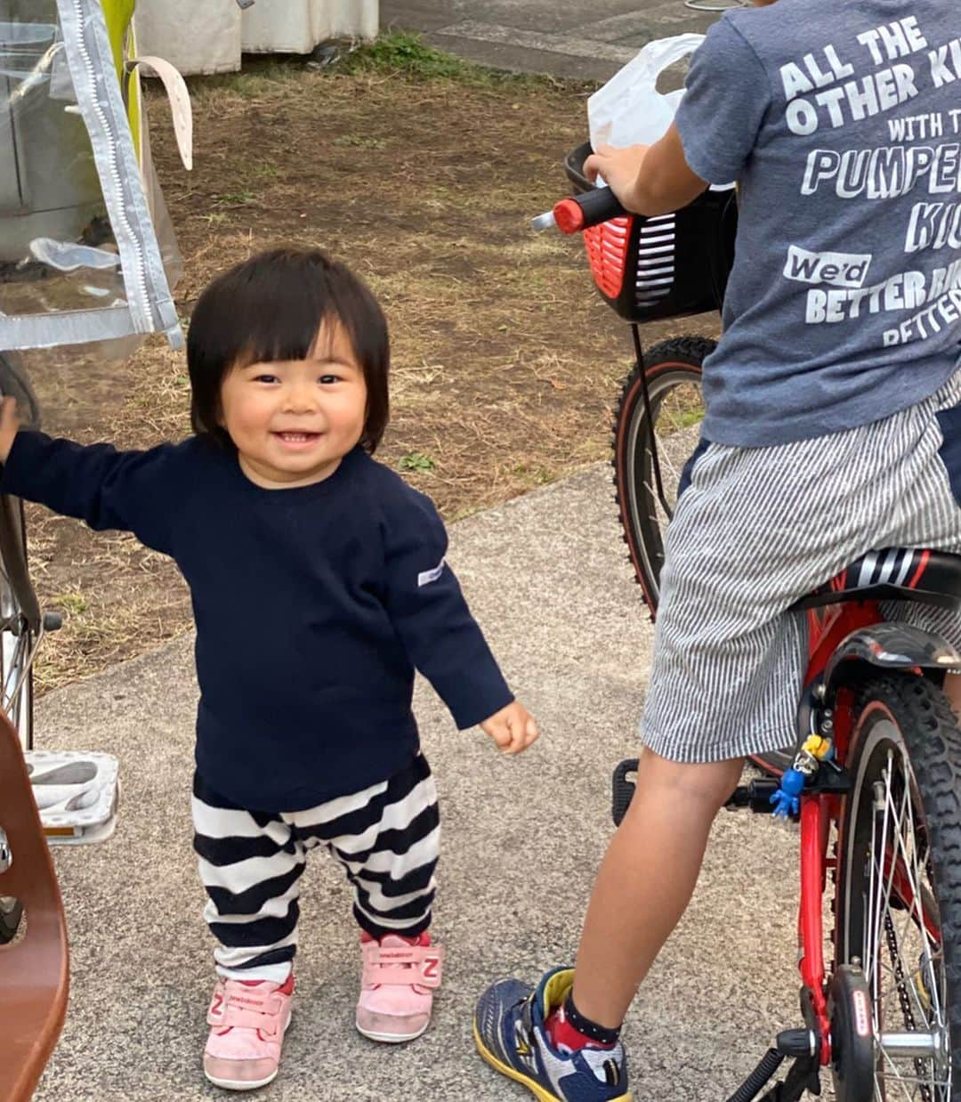 クロさんのインスタグラム写真 - (クロInstagram)「コロッコロ パンパン笑顔はちきれそう☺️ タニちゃん恋に落ちました☺︎ カッコいい自転車に乗った素敵なお兄ちゃんに釘付けの巻です💕. . #ポートレート #iPhoneポートレート #初恋 #釘付け #baby #女の子ママ #あいのり #ママリ#ベビフル #コドモノ #赤ちゃんのいる生活 #mamagirl #親バカ部 #楽天ROOM #smiling #smilingbaby #うちのおにぎりちゃん #smilingiscontagious #笑顔の連鎖 #ちびクロdiary」11月17日 8時15分 - kuro_risa