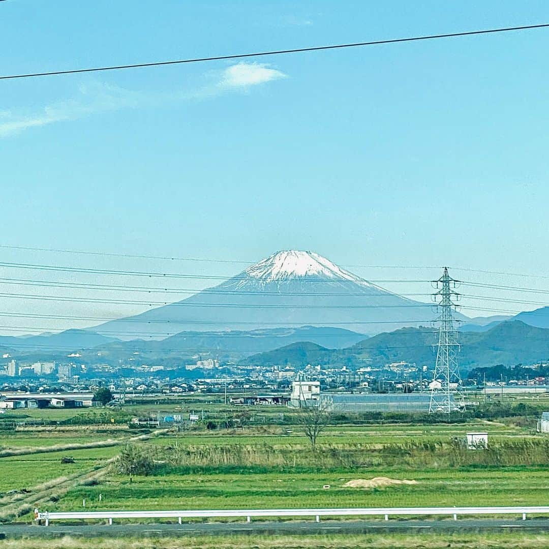 片山正通さんのインスタグラム写真 - (片山正通Instagram)「見事な富士山。本日 大阪出張です。 ʅ（◞‿◟）ʃ  @ のぞみ車中  Stunning Mount Fuji.  Business trip to Osaka today. ʅ（◞‿◟）ʃ  @ view from Nozomi Shinkansen」11月17日 8時34分 - masamichi_katayama