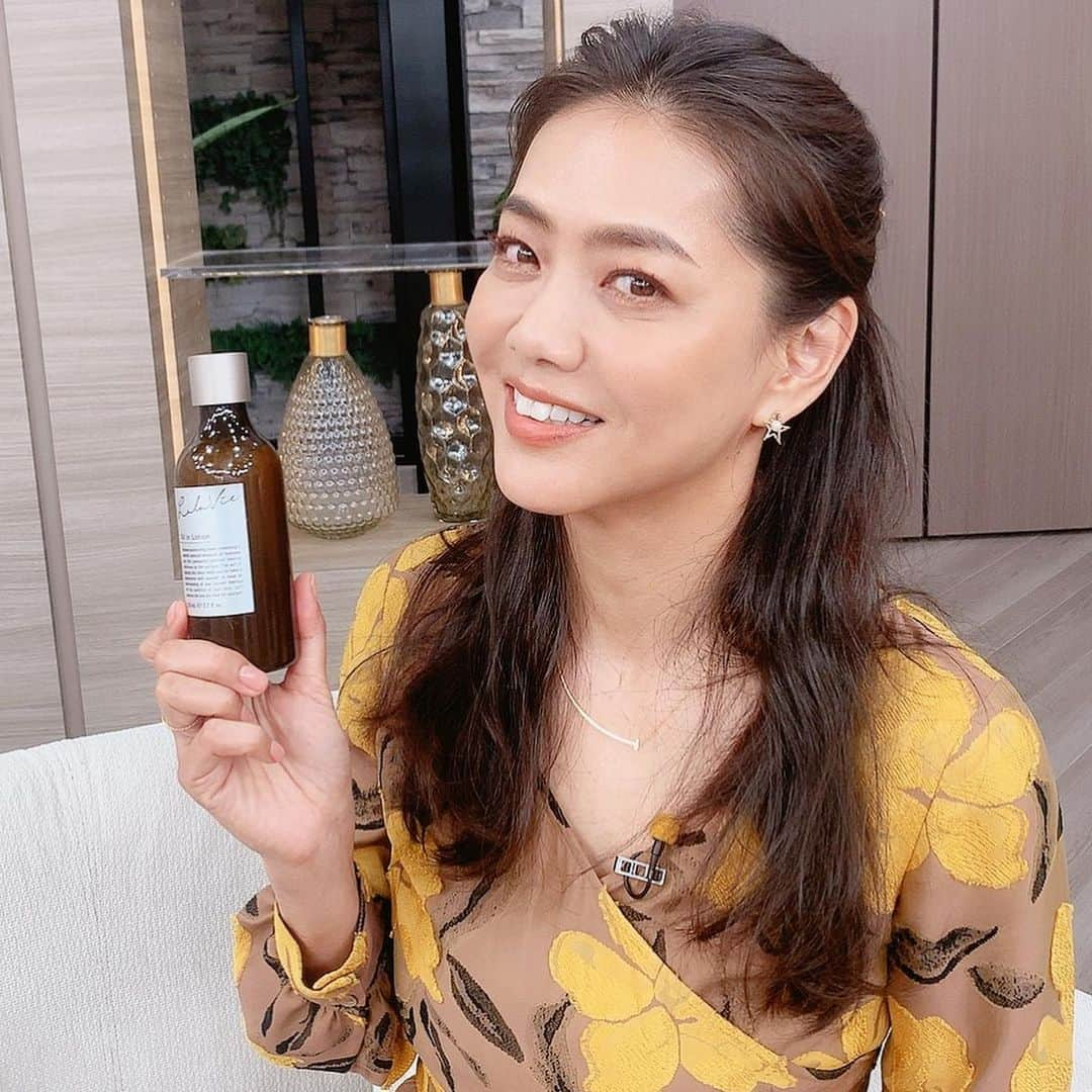 前田典子さんのインスタグラム写真 - (前田典子Instagram)「昨日は  #ララヴィ @lalavie_official の オンエア @qvc_japan でした ❣️ #おかげさまで #オイルインローションとポーチのセットは完売😌 ありがとうございました❤️ #乾燥する季節です🎄 #オイルイン美容ララヴィ で  #しっかり保湿#潤い#ハリツヤ肌へ 😊✨ こちらの #ワンピースは @graceclassofficial  #グレースクラス 🌻 @grace_continental.div イエローの花柄は明るくて元気になります😊」11月17日 8時41分 - maenorichang