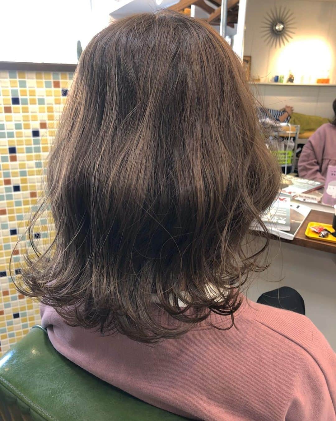 井上花実のインスタグラム：「巻いたら肩で動く鎖骨ラインロブ🥰 color.treatment / ¥12,800(+tax) 仕上げのオイルは#ダヴィネス #オーセンティックオイル です🌿 : #ロンゴガール#ロンゴロンゴ#武雄美容室#武雄#武雄市#佐賀#佐賀美容室#イルミナ#イルミナカラー#武雄美容室ロンゴロンゴ#アプリエ#アプリエカラー #外ハネ#ミディアムヘア#外国人風#外国人風カラー#アッシュ#ロブ#アッシュベージュ #hair#hairstyle#haircolor#fashion#ブルージュ#ベージュカラー#秋カラー#冬カラー#グレージュ」
