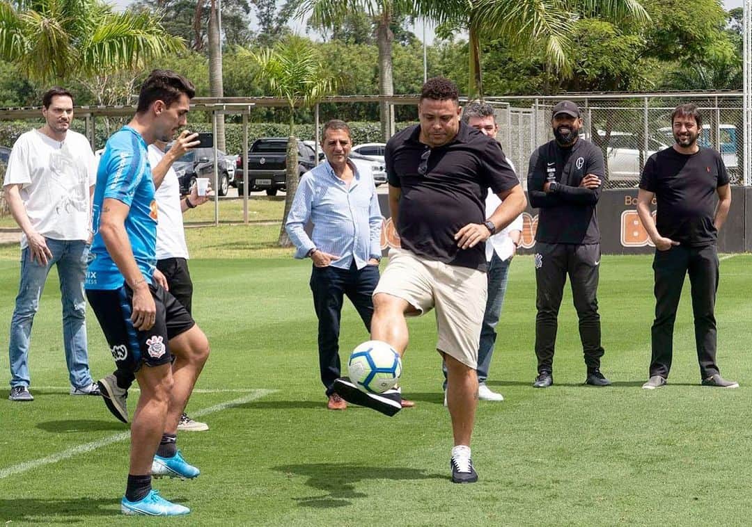 ダニーロ・フェルナンド・アベラールのインスタグラム：「Preparado para o grande jogo de amanha e com uma presença ilustre de um idolo hoje no treino! QUE MOMENTO @ronaldo #R9 .. 📸 @jrdanielaugusto」