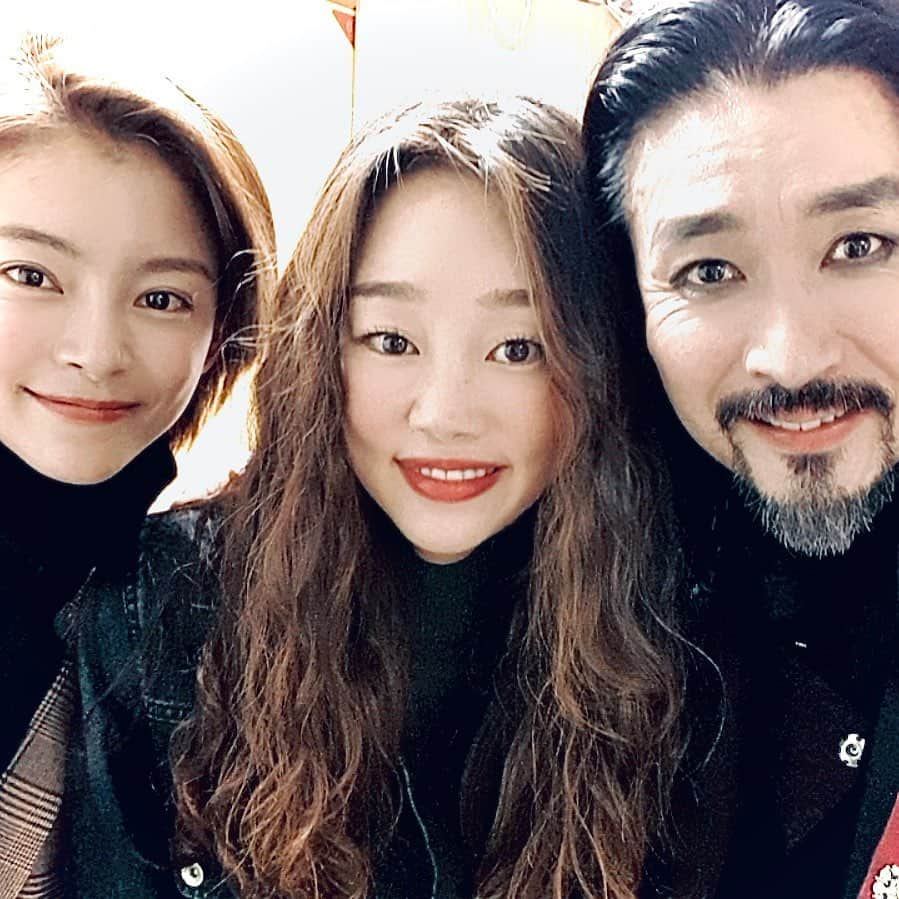 シン・ソンウのインスタグラム：「어제 공연 보러온  여진이랑 #최여진 혜인이 #정혜인 근데 여진아  네 머리 탐난다  좀 빌려줘라  딱 드라큘라 머린디.. 사무실 식구들! 이제  공연이 2주 정도 남았네요!  #신성우 #shinsungwoo #드라큘라 #dracula #뮤지컬드라큘라 #임태경 #엄기준 #김법래 #이건명 #문종원 #최성원 #소냐 #최우리 #권민제  #김금나 #황한나  #조지훈」