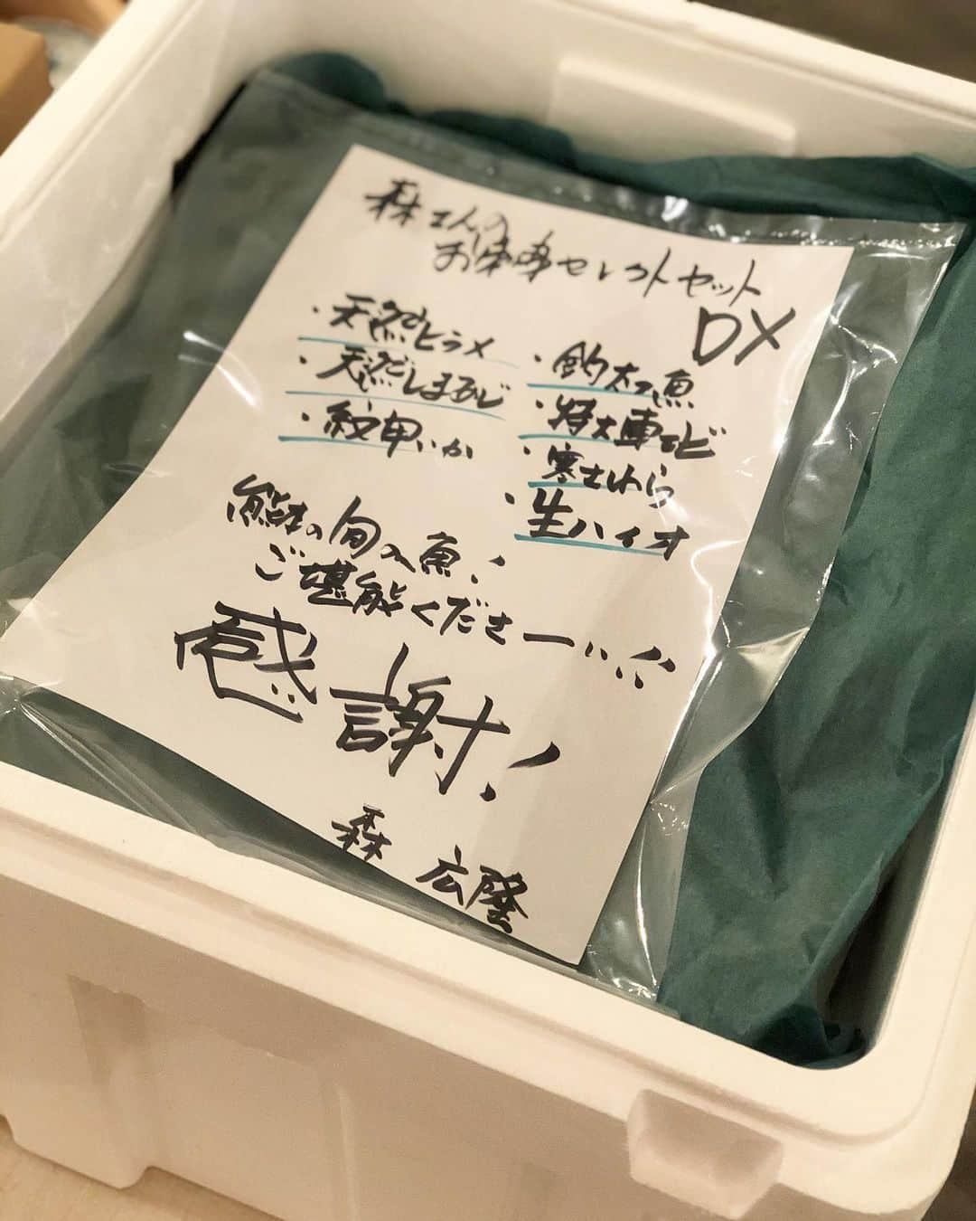 masakiさんのインスタグラム写真 - (masakiInstagram)「新米をいただく会🍚🐟 熊本の魚屋・森さんから新鮮な魚を到着！ 普段めったに食べられない魚を贅沢におかずに、新米で夜ごはん。 わしは、柿と春菊の白和えサラダを作っただけ。 あと、器選びw 花岡じぃの大皿や骨董もまぜまぜ。 料理も後片付けも友人たちがお手伝いしてくれました！ ありがとうー 口福幸福♡  @nohara_nouken さんの新米は クロス&クロスで是非！ ごはんの時間がたのしくなる、そんな飯碗も見てください♡」11月17日 8時51分 - mogurapicassowols