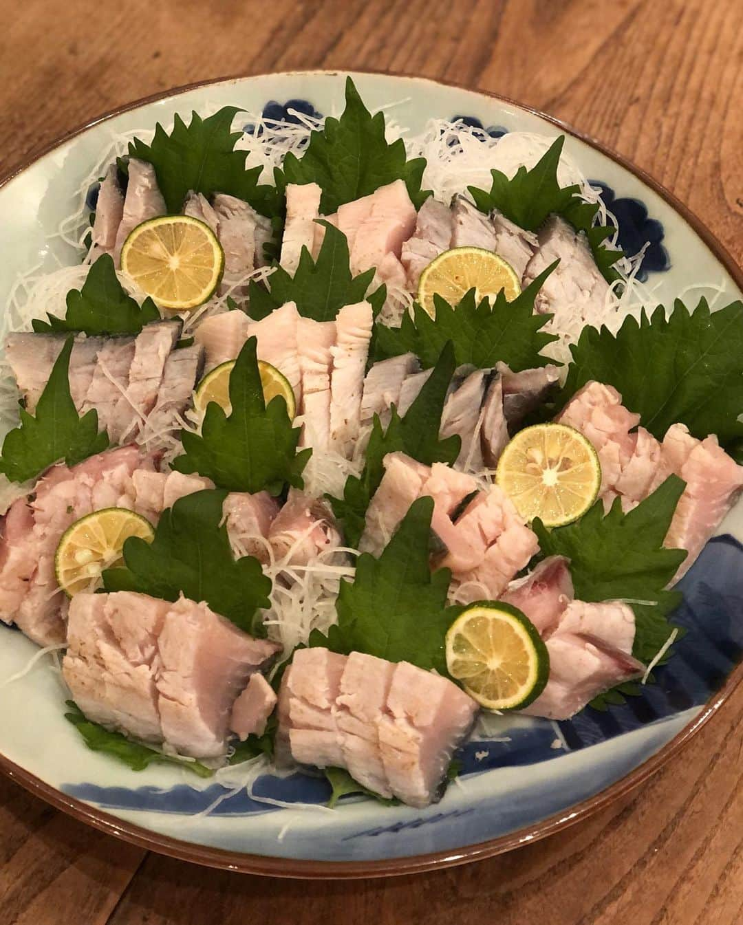 masakiさんのインスタグラム写真 - (masakiInstagram)「新米をいただく会🍚🐟 熊本の魚屋・森さんから新鮮な魚を到着！ 普段めったに食べられない魚を贅沢におかずに、新米で夜ごはん。 わしは、柿と春菊の白和えサラダを作っただけ。 あと、器選びw 花岡じぃの大皿や骨董もまぜまぜ。 料理も後片付けも友人たちがお手伝いしてくれました！ ありがとうー 口福幸福♡  @nohara_nouken さんの新米は クロス&クロスで是非！ ごはんの時間がたのしくなる、そんな飯碗も見てください♡」11月17日 8時51分 - mogurapicassowols