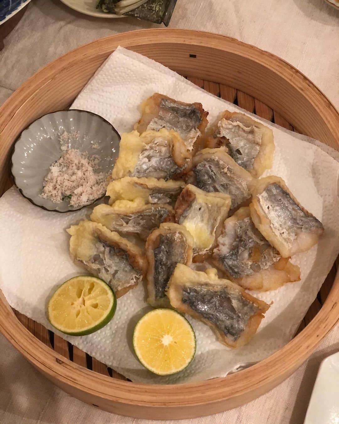 masakiさんのインスタグラム写真 - (masakiInstagram)「新米をいただく会🍚🐟 熊本の魚屋・森さんから新鮮な魚を到着！ 普段めったに食べられない魚を贅沢におかずに、新米で夜ごはん。 わしは、柿と春菊の白和えサラダを作っただけ。 あと、器選びw 花岡じぃの大皿や骨董もまぜまぜ。 料理も後片付けも友人たちがお手伝いしてくれました！ ありがとうー 口福幸福♡  @nohara_nouken さんの新米は クロス&クロスで是非！ ごはんの時間がたのしくなる、そんな飯碗も見てください♡」11月17日 8時51分 - mogurapicassowols