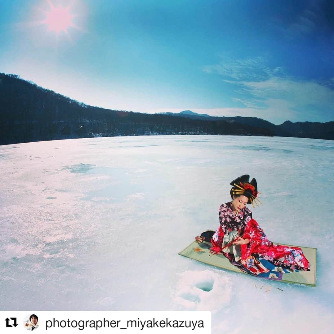 三枝亜紀のインスタグラム：「【model】. 過去作品です(^_^)/~~ #Repost @photographer_miyakekazuya (@get_repost) ・・・ 氷上です。  #撮影 #写真 #ロケ #写真家 #写真好きな人と繋がりたい#作品撮り #プロカメラマン#プロカメラマンと繋がりたい#写真撮ってる人と繋がりたい #ファインダー越しの私の世界 #カメラ好きな人と繋がりたい #アニバーサリーフォト#ウエディングカメラマン#ウエディング準備#前撮りポーズ #前撮り」