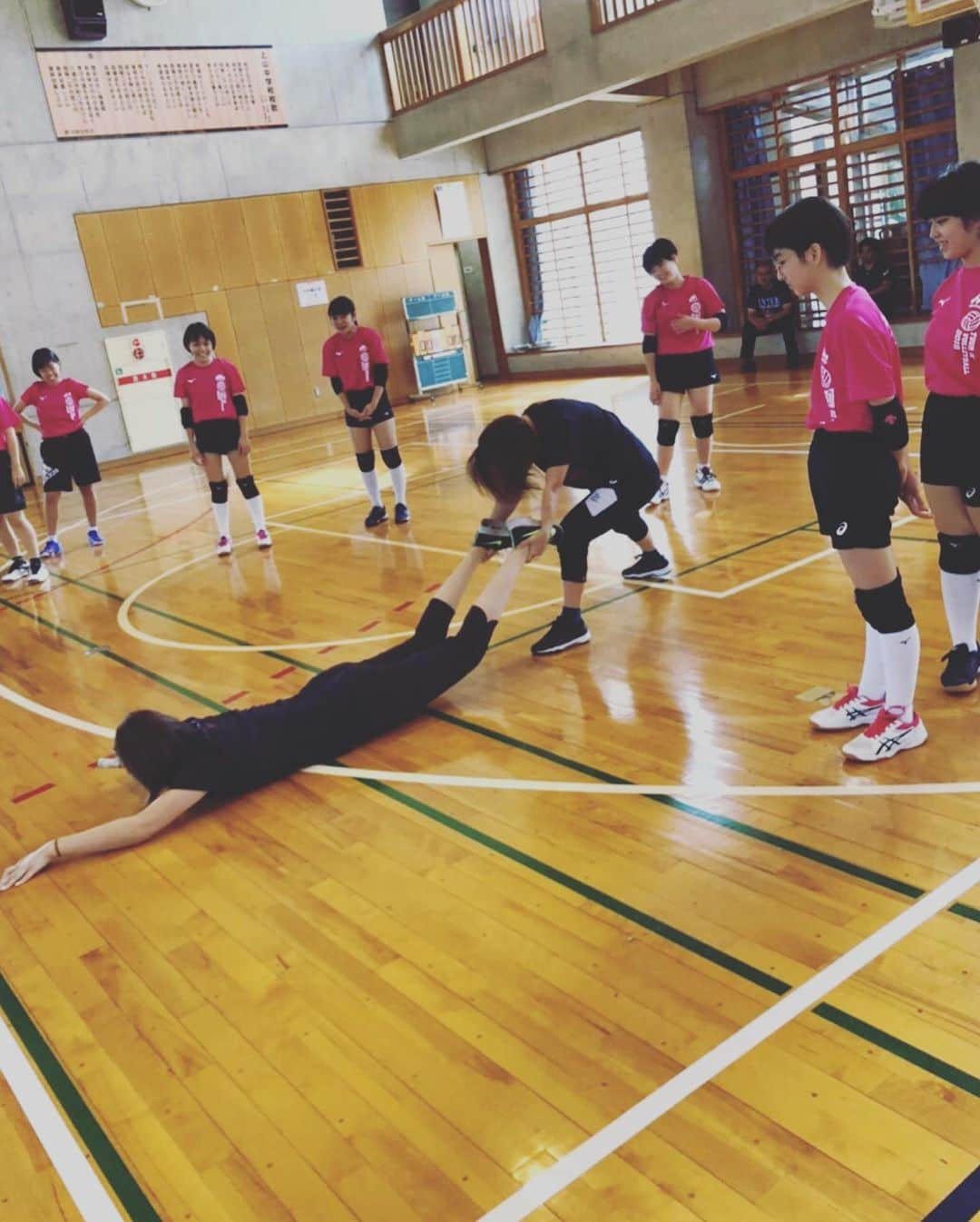 佐野優子さんのインスタグラム写真 - (佐野優子Instagram)「. 充実した沖縄でした🏝🐠🏐🐷 . お仕事でした☝🏻 . #沖縄 #ツアーオブバレーボール  #サーブ練習 #引っ張る練習　⁈ #volleyball #バレーボール  #お仕事です」11月17日 8時59分 - yuko12345