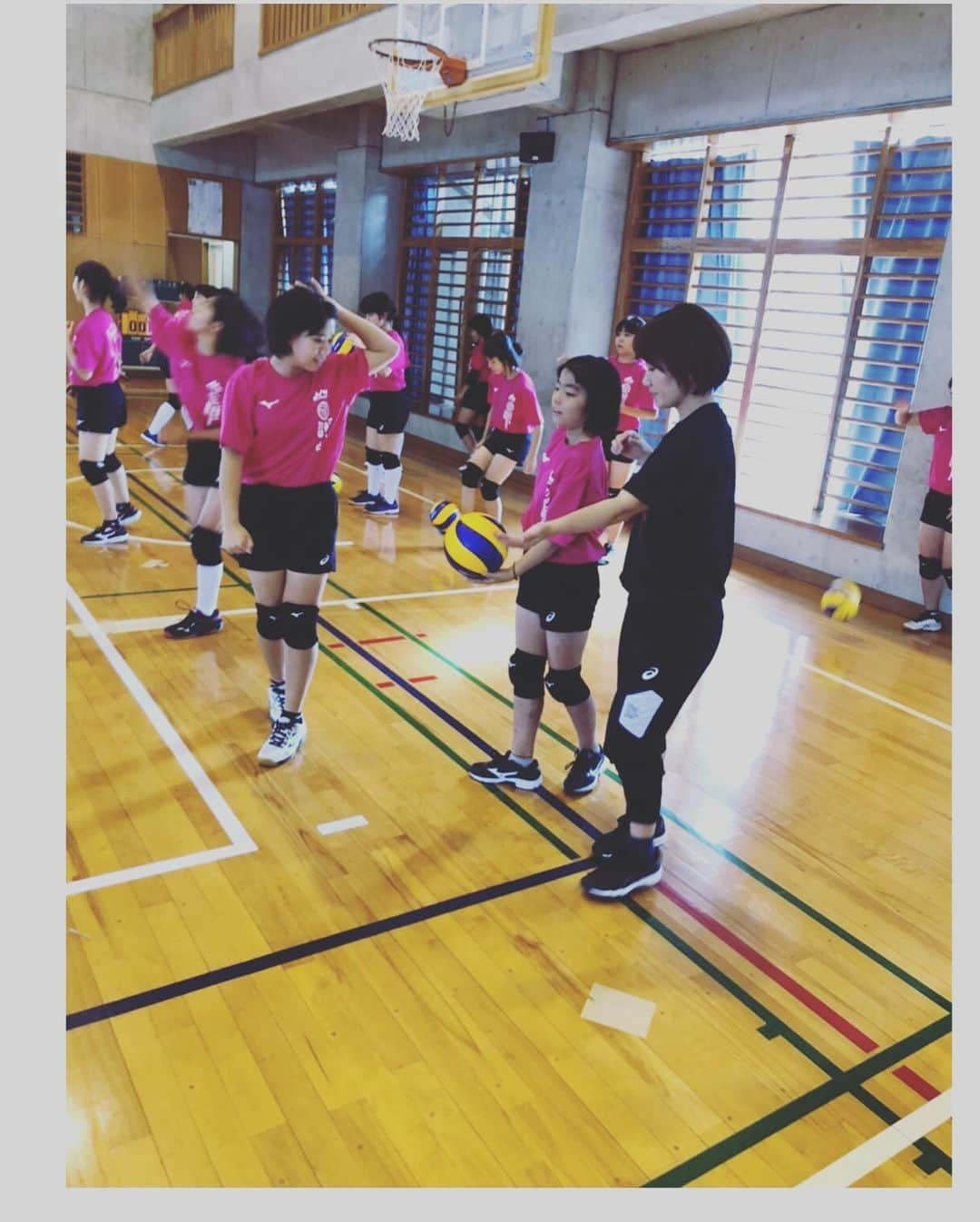 佐野優子さんのインスタグラム写真 - (佐野優子Instagram)「. 充実した沖縄でした🏝🐠🏐🐷 . お仕事でした☝🏻 . #沖縄 #ツアーオブバレーボール  #サーブ練習 #引っ張る練習　⁈ #volleyball #バレーボール  #お仕事です」11月17日 8時59分 - yuko12345