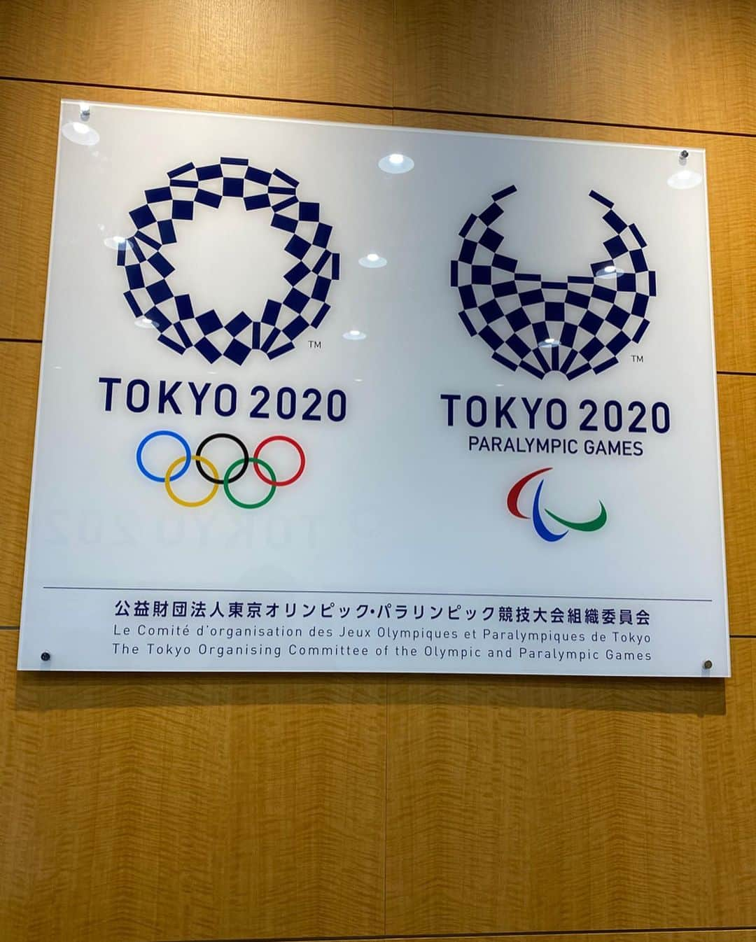 アレックス・シブタニさんのインスタグラム写真 - (アレックス・シブタニInstagram)「250 days until @tokyo2020! We visited headquarters in Tokyo and got to see the Olympic and Paralympic torches! The torches have been designed with a cherry blossom motif and the concept of the torch relay is, “Hope Lights Our Way.” Part of the materials that the torches are made of is recycled aluminum originally used in the construction of housing units following the earthquake in 2011. #tokyo2020 #olympics」11月17日 9時03分 - shibsibs