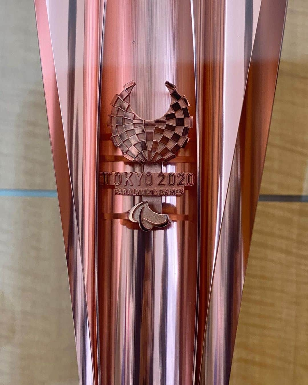 アレックス・シブタニさんのインスタグラム写真 - (アレックス・シブタニInstagram)「250 days until @tokyo2020! We visited headquarters in Tokyo and got to see the Olympic and Paralympic torches! The torches have been designed with a cherry blossom motif and the concept of the torch relay is, “Hope Lights Our Way.” Part of the materials that the torches are made of is recycled aluminum originally used in the construction of housing units following the earthquake in 2011. #tokyo2020 #olympics」11月17日 9時03分 - shibsibs