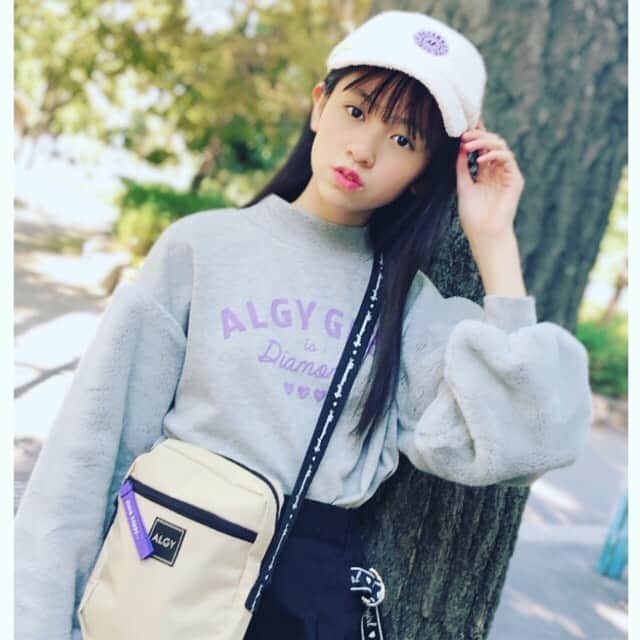 ニコ☆プチのインスタグラム：「🌈 #プチモのふろくの使い方 🌈﻿ ﻿ ﻿ 12人目はミサキ！！！﻿ ﻿ 🍰ミサキより🍰﻿ 生地がしっかりしているから﻿ たくさん入れても形が崩れないのが嬉しい！﻿ どんな洋服にも合わせやすいからヘビロテしてるよ❤︎﻿ ﻿ ﻿ ﻿ #ニコプチ﻿ #ニコプチふろく﻿ #入江美沙希﻿ #ミサキ﻿ #プチモ﻿ #アルジー﻿ #ショルダーバッグ﻿ #ニコプチふろくのある生活」