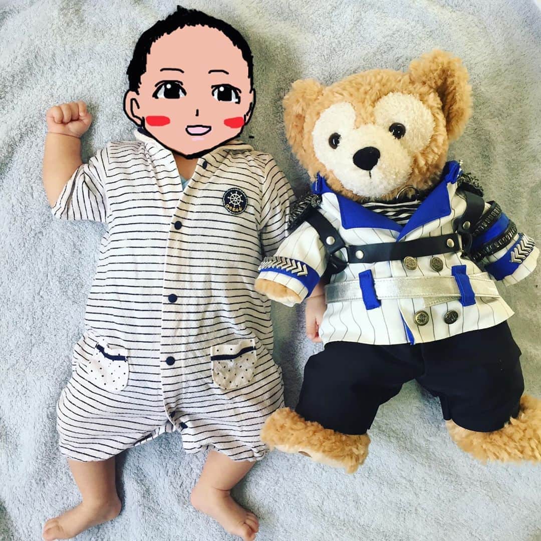 浦えりかのインスタグラム：「今月も浦正ダッフィーと背比べ。先月よりちょっとムチムチ感が増したかな？ #augustbaby2019 #baby #赤ちゃんの成長記録 #ぬいぐるみと背比べ  #ダッフィーコーデ」