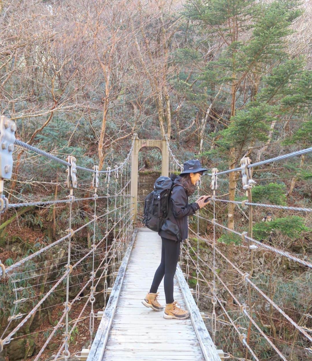 Mai Wakimizuさんのインスタグラム写真 - (Mai WakimizuInstagram)「今回の登山は景色をメインに決めたコース♡まるで動物が出て来そうな森を進むと、河原や吊り橋。そして突然ハードな岩の登りや下り、ガチャガチャ道が続きます。メインスポットである5.6枚目の大蛇嵓は、高低差800mの大絶壁を生で感じ、高いところが平気な私でも足がすくんで立ってられず屁っ放り腰に。笑 写真で見るよりもずっと壮大で、大パノラマ！(人気写真スポットなので、景色をゆっくり楽しんでる余裕はないのが現実。笑)1年に400日雨が降る、と言われている大台ヶ原でのこの景色はラッキーだったようです＼(^o^)／最後の最後、乗りたかったバスが目の前で出てしまうアクシデントもありましたが、(1日に2本しか運行していない貴重なバス)これまた人との出会いで予定通り下山出来ることに。帰りは皆爆睡♡気持ちの良い疲労感なのです。笑 来月はまた違った景色が楽しめると思うと今からワクワク。今月の登山部お疲れ様でした！ #大台ヶ原#大蛇嵓#奈良#登山#登山女子#登山部#山ガール#ハイキング#トレッキング」11月17日 9時15分 - wakkin__m