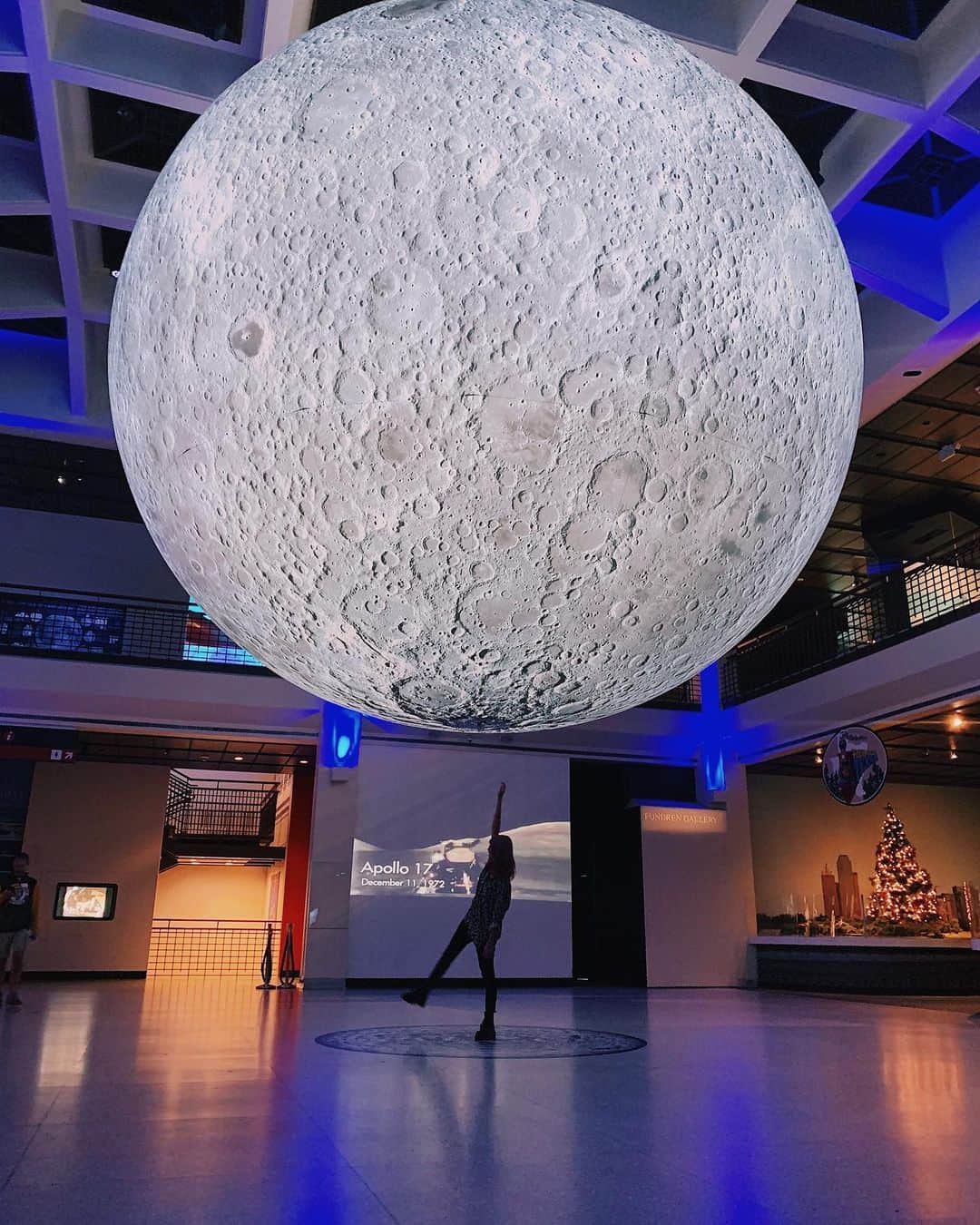 SHIZUKAのインスタグラム：「. Gigging at a museum🦕 . 今日は科学館でライブ .」