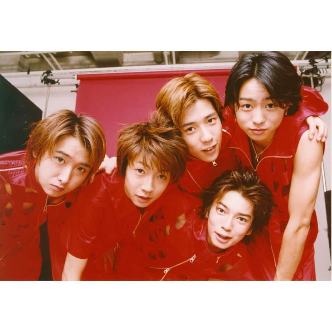 嵐（ARASHI）さんのインスタグラム写真 - (嵐（ARASHI）Instagram)「2000年ー初めてコンサートを行い、嵐としての道を少しずつ歩み始めました。2つのコンサートを通じて、こんなにたくさんの人が僕らのことを応援してくれているのだと実感しました！ 2000 - we hit the first stage and hit the road!  With two tours in a year, we started to meet all of you all across Tokyo. #嵐 #ARASHI」11月17日 9時30分 - arashi_5_official