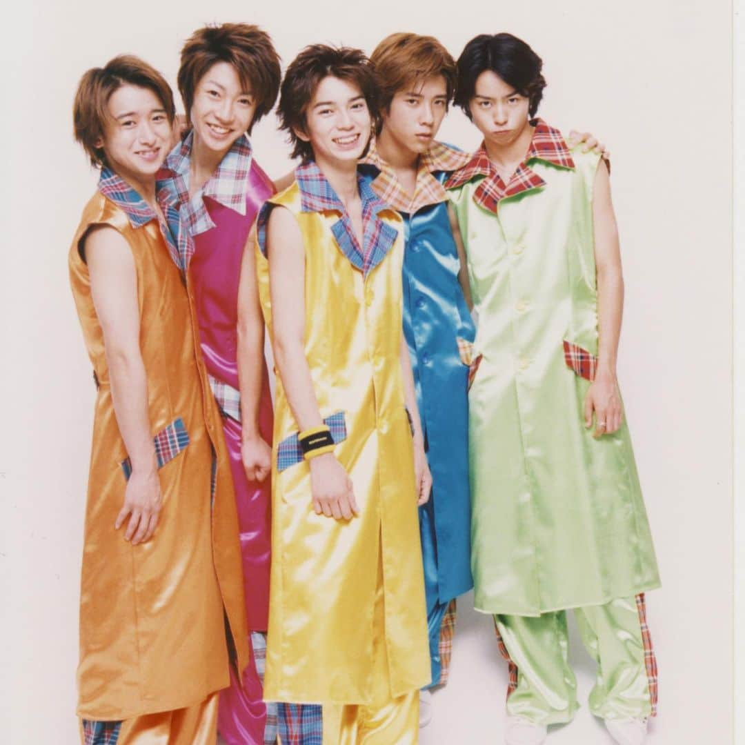 嵐（ARASHI）さんのインスタグラム写真 - (嵐（ARASHI）Instagram)「2000年ー初めてコンサートを行い、嵐としての道を少しずつ歩み始めました。2つのコンサートを通じて、こんなにたくさんの人が僕らのことを応援してくれているのだと実感しました！ 2000 - we hit the first stage and hit the road!  With two tours in a year, we started to meet all of you all across Tokyo. #嵐 #ARASHI」11月17日 9時30分 - arashi_5_official