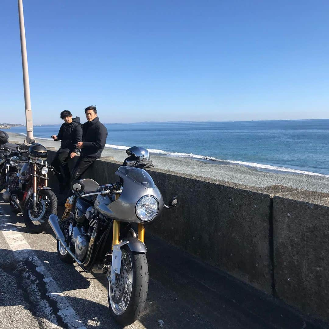 伊勢谷友介さんのインスタグラム写真 - (伊勢谷友介Instagram)「THE DAY.  バイクで遠乗りするにはベストな天気。内装を仲間と手掛けたバイカーズパラダイス、箱根へ日帰り。 友は昨日飲んだのに、今日が楽しみ過ぎて早起きし、既にバイクを磨いたという。 今回は曽原も合流。色々初めて。 楽しみだ。 行くぜ。 (イキシナ）」11月17日 9時33分 - iseya_yusuke