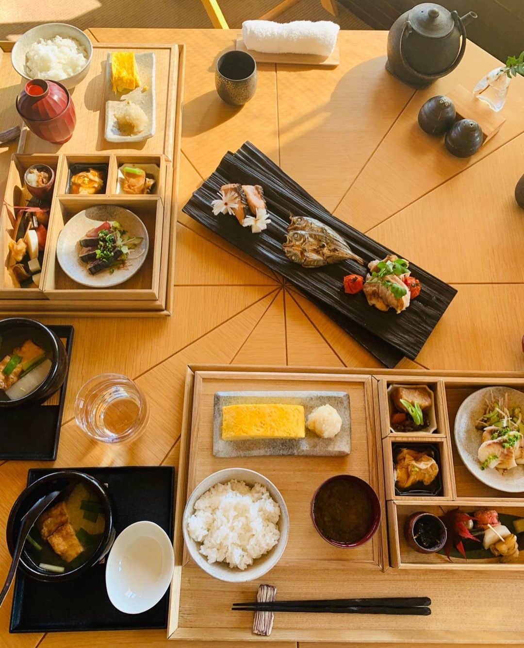 瀬間友里加のインスタグラム：「Good morning 🌞 Breakfast 🥢🐟🍳🍚 @amanemu_resort  もう旅行から1週間😳朝からボリューム満点✨あおさのお味噌汁美味しかったなぁ😍#breakfast #小旅行#amanemu #伊勢志摩 #アマネム」