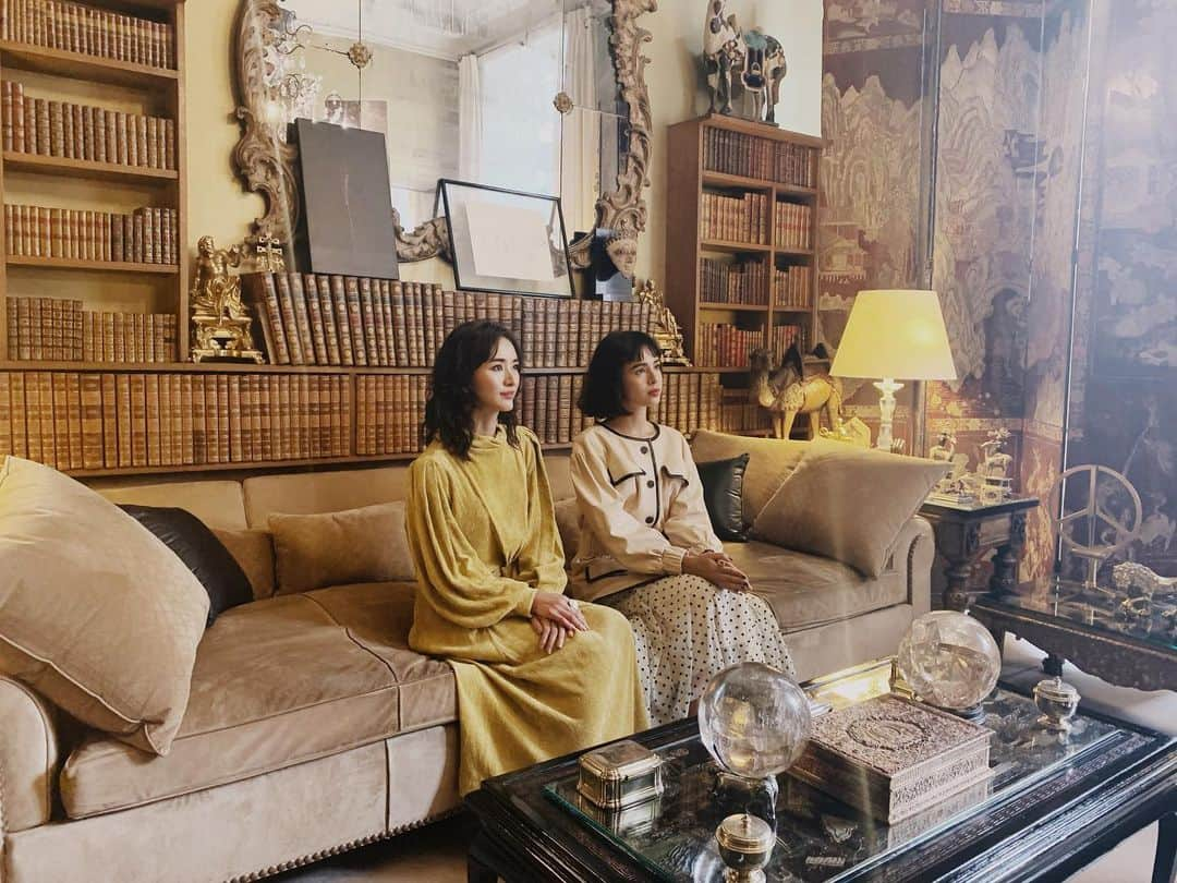 Yoshiko Kris-Webb クリス-ウェブ佳子さんのインスタグラム写真 - (Yoshiko Kris-Webb クリス-ウェブ佳子Instagram)「at Coco Chanel's Apartment at 31 rue Cambon with @__kana_oya__ ： ココ・シャネル、その人となりを学ぶために、31番カンボン通りにある @chanelofficial のお店へ。 📃 3階は彼女がジャン・コクトーやサルヴァドール・ダリとも過ごした社交場=サロンがあり、エクレクティックな彼女の宇宙を垣間見られます。 📃 嬉しい偶然✨ ココ・シャネルのお誕生日が8月19日で、父と同じだったこと。 📃 この夏に訪れた杭州の西湖が描かれた風景屏風があったこと。 📃 左右対称に強い思い入れがあること(私も！)。」11月17日 9時37分 - tokyodame