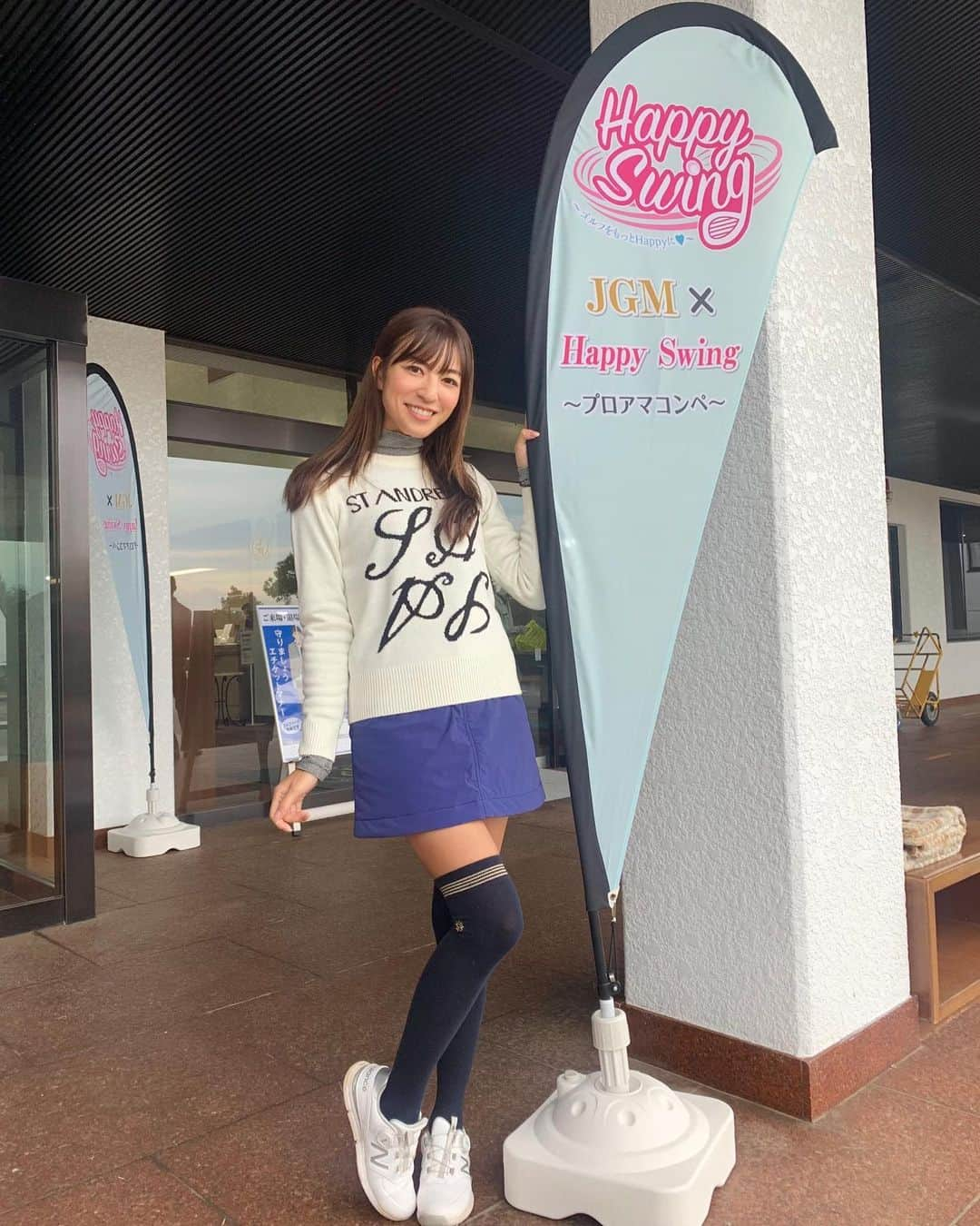 高沢奈苗さんのインスタグラム写真 - (高沢奈苗Instagram)「. JGMオンコレ×HappySwing プロアマコンペ🏌️‍♀️ . 先月に引き続き、ゲストとして参加させて頂きました🙏✨ . . 張り切って @standrews_jp の新作冬物ウェアで行ったらこの日は22度もあり暑かった🤣 . 可愛いウェア早く着たかった😛💛 . . 「JGMオンコレ」って何？🧐と思われてる方も多いと思うので… . JGMオンコレ とは💡 . JGMの送迎付きコースレッスンサービスのこと💡 都内から無料送迎付きなのでお車をお持ちでない方でも安心👍なのと、お酒を楽しみたい方でも気軽に行けるという嬉しいサービス😊 . コースレッスンは実践的で上達が早いし、ハッピースイング出演者＆プロアマ参加プロのレッスンが受けられます💡 . レベル別にレッスンが分かれているので、さらに上を目指すゴルファーはもちろん、初心者も安心して参加できます！ .  詳しくは「オンコレ」で検索してみてください😊 ※「オンコレ」とはオンコースレッスンの略です . . . #jgm #jgmoncole #oncole #golf #golflesson #JGMオンコレ #オンコレ #ゴルフレッスン #コースレッスン #ラウンドレッスン #送迎つき #ゴルフ女子 #スイング #ゴルフビギナー #ゴルフ上達 #ゴルフ好き  #golfswing #golfers #golfcoach #ゴルフコーチ #ゴルフ #standrews #セントアンドリュース #reginagolf #regina」11月17日 9時39分 - nanaetakasawa