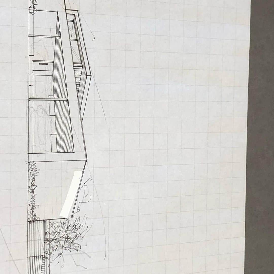 jukobo.style-officialさんのインスタグラム写真 - (jukobo.style-officialInstagram)「プランニングデスク開催中  フラット平屋 広い敷地にはL字やコの字型の平屋を提案する事が多い、時に勾配屋根が陽を取り込みを遮ってしまう事がありますが、 屋根をフラットに抑える事で、それを可能にして日射取得を可能にする。  #住工房スタイル  #注文住宅 #平屋 #モダニズム」11月17日 9時42分 - jukobostyle
