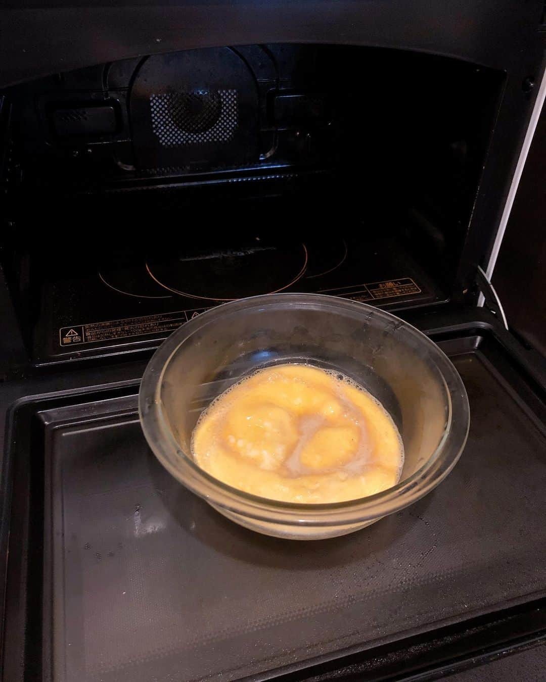みきママさんのインスタグラム写真 - (みきママInstagram)「【塾弁はサバの味噌煮です！】. . . . 昨日、夜にサバの味噌煮を作って、天ぷらだったので、朝はレンチンだし巻き卵を作っただけです😘😘😘. . . . . レンチンだし巻き卵は【外食本】に乗っています🤗🤗🤗半熟の場合、ラップで巻いた後に10秒ずつ加熱すると固まります✨✨✨. . . . サバの味噌煮は骨を取ってから盛りました🤣🤣🤣. . . . すると、はる兄「ちゃーす、ちゃーす！」ってさ。. . . . . . 普通にありがとうと言え。. . . #みきママ #お弁当 #塾弁 #サバの味噌煮 #受験生 #examinee  #obento #fnceats #simmeredmackerelwithmiso」11月17日 10時03分 - mikimama_official