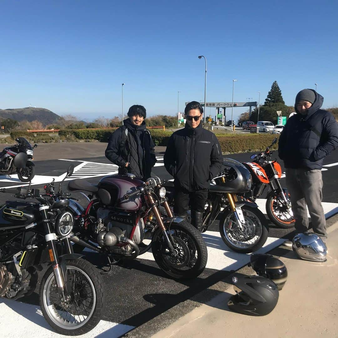 伊勢谷友介さんのインスタグラム写真 - (伊勢谷友介Instagram)「Bikers Paradice 到着。 相変わらず天井高いし、過ごしやすい。美味しいコーヒーをいただきました。バイクのレンタルは魅力的。」11月17日 10時12分 - iseya_yusuke