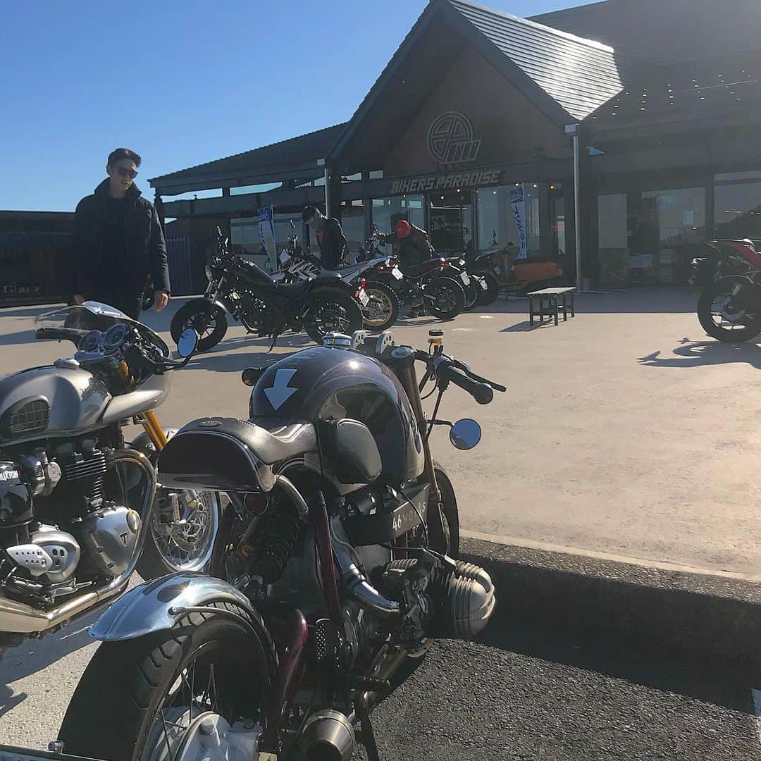 伊勢谷友介さんのインスタグラム写真 - (伊勢谷友介Instagram)「Bikers Paradice 到着。 相変わらず天井高いし、過ごしやすい。美味しいコーヒーをいただきました。バイクのレンタルは魅力的。」11月17日 10時12分 - iseya_yusuke