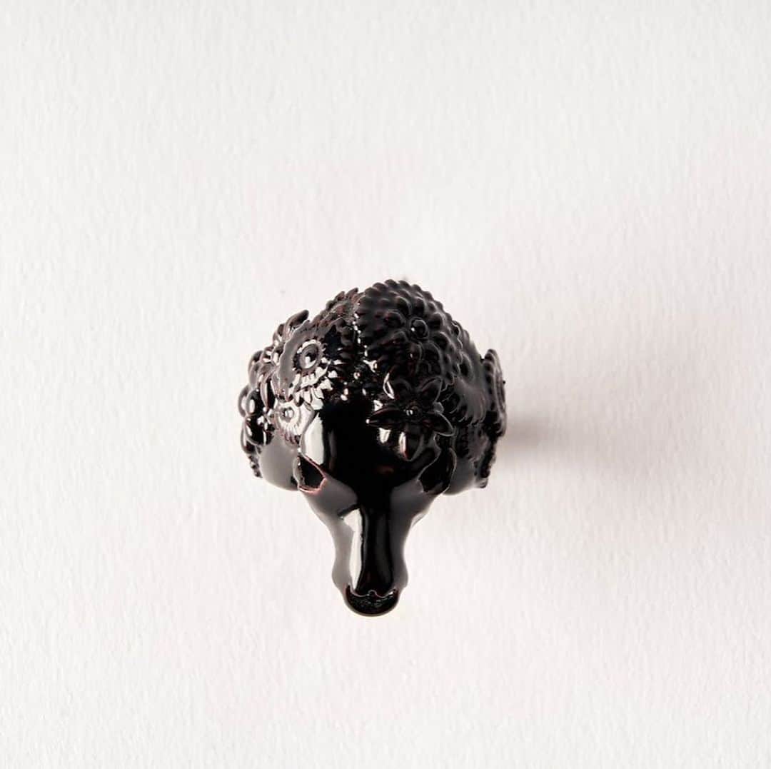 古賀淳也さんのインスタグラム写真 - (古賀淳也Instagram)「Urushi Art Ring (Classic): 最新技術である3Dプリンターを使って出力したスカルと花のリングをベースに、日本古来からの伝統工芸である『会津塗』を施したリング。 最新技術と伝統工芸のコラボレーションによって、大きなリングとは思えないような軽さと、経年変化よって漆が持つ色艶の移り変わりを楽しむことができる。 ベースには朱漆が施されており、 先端部分に朱が見えるのもデザインポイント。  こちらは受注生産になりますので、ご興味ある方はご連絡下さい。  @bucephalus2019 @okudayuta @junya.kg #bucephalus #yutaokuda #junyakoga #art #fashion #design #ring #japan #3dprinter #会津塗り #漆器 #urushi #urushiring #こまつ漆工房」11月17日 10時16分 - junya.kg